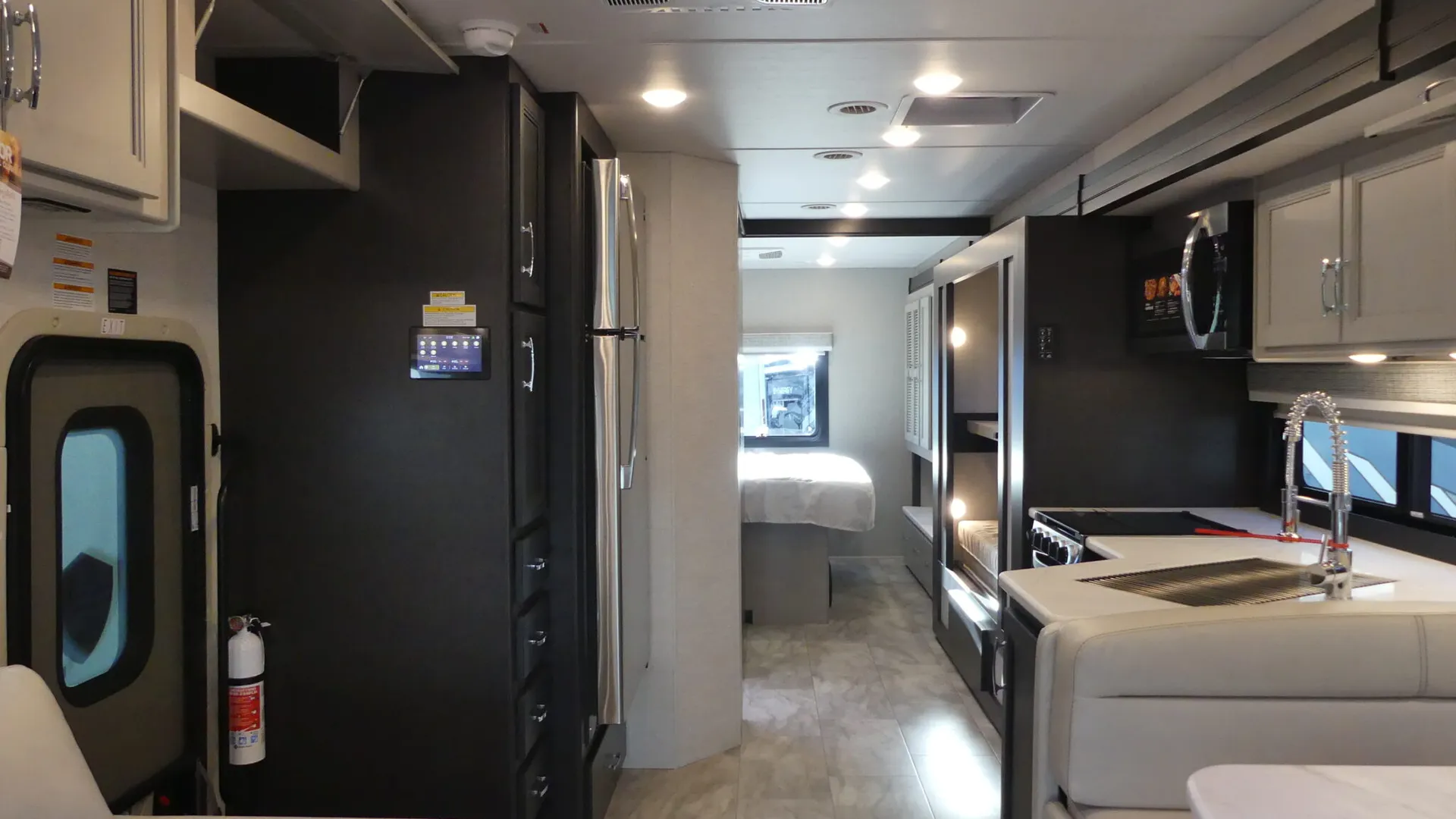 2026 Thor Motor Coach Magnitude Grand R36 - Photo 3