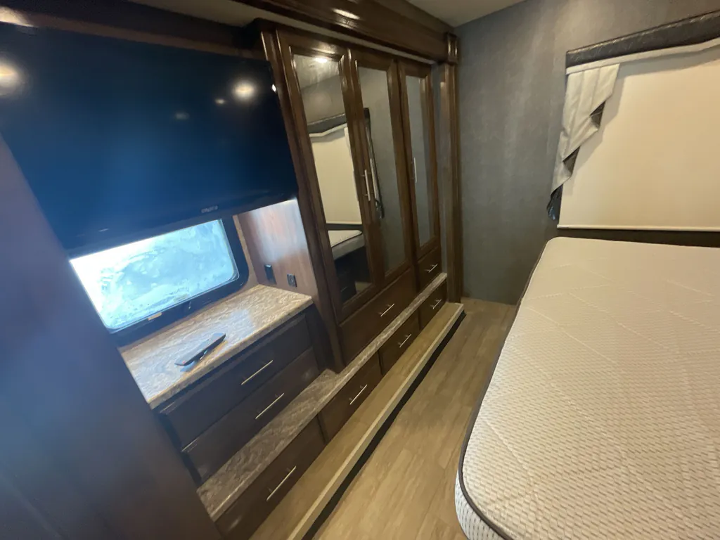 2020 Thor Motor Coach Challenger 35MQ, Photos photo 15