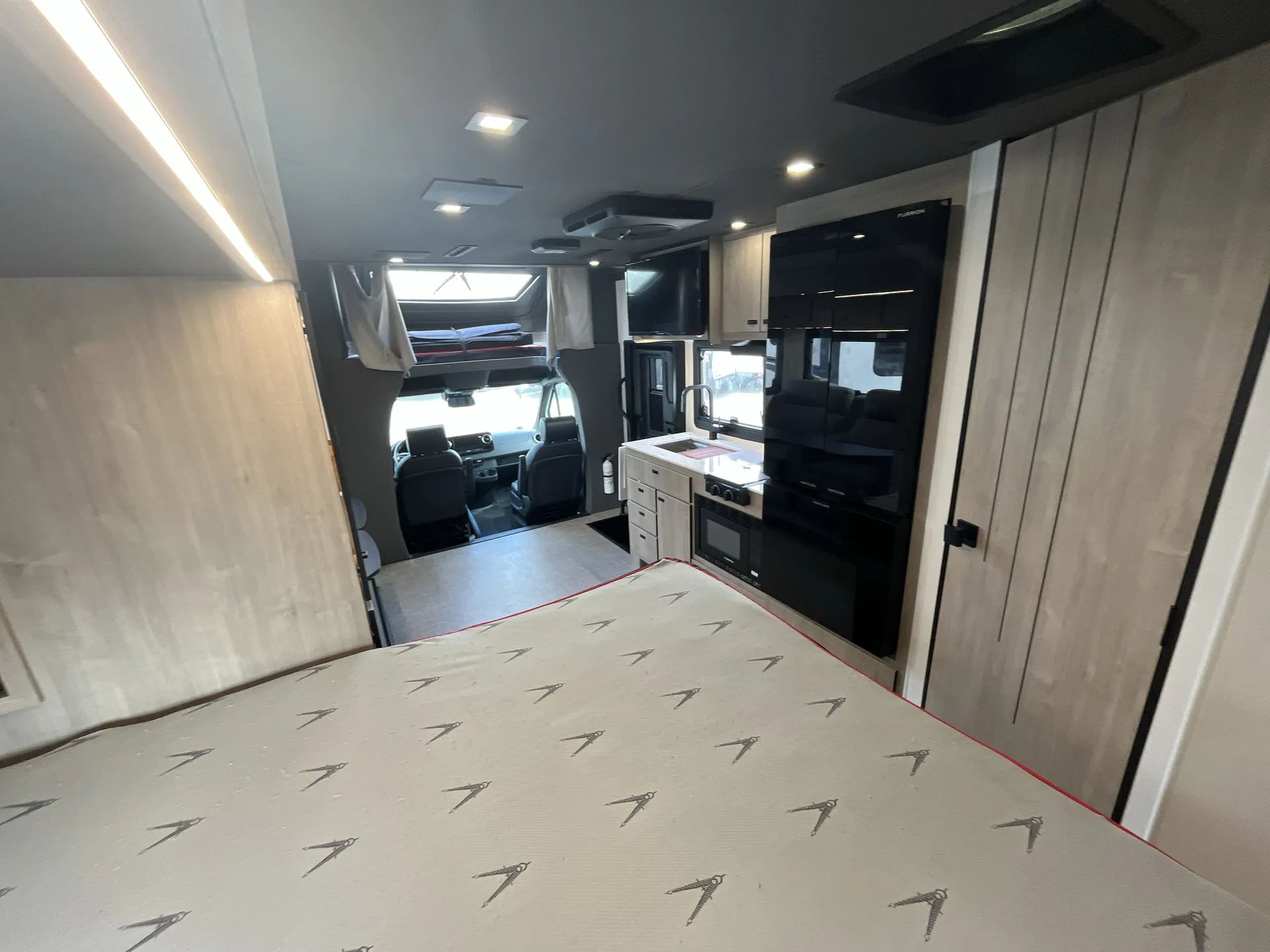 2025 Grand Design Lineage Series M 25FW - Photo 3