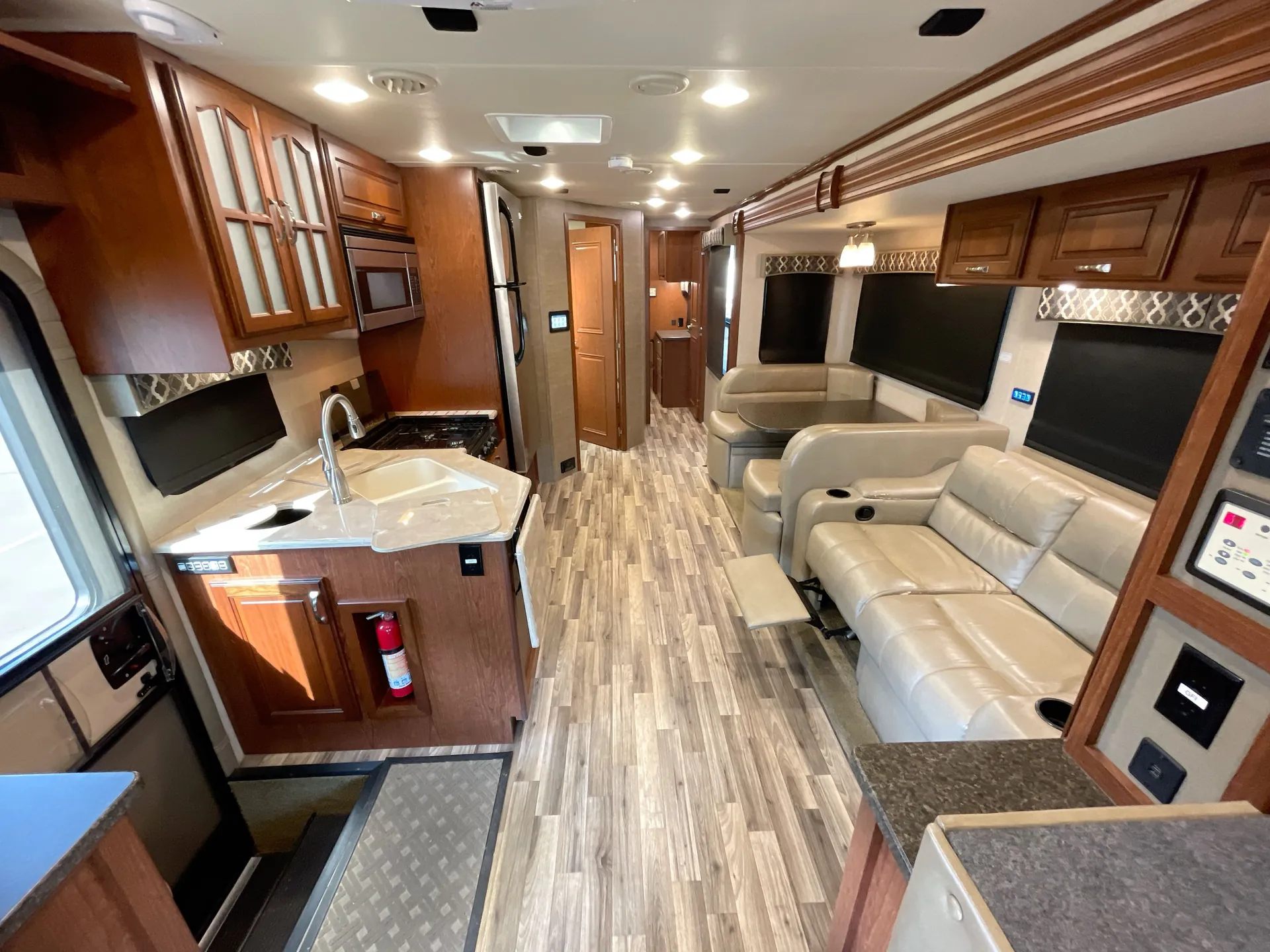 2017 dynamax Isata 5 36DS — off campside