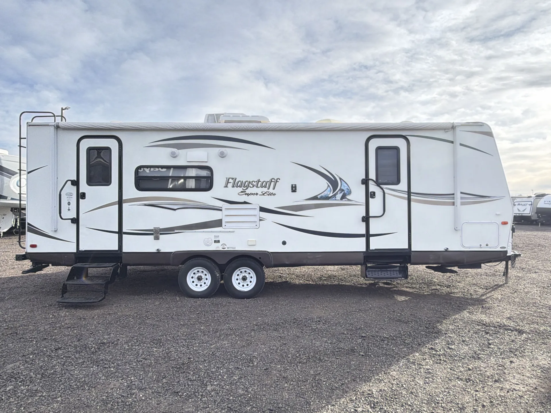 2014 Forest River Flagstaff Super Lite 26RLWS — campside