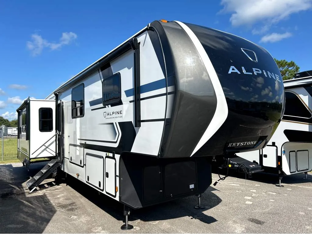 2026 Keystone Alpine Avalanche Edition 379MB - Photo 2