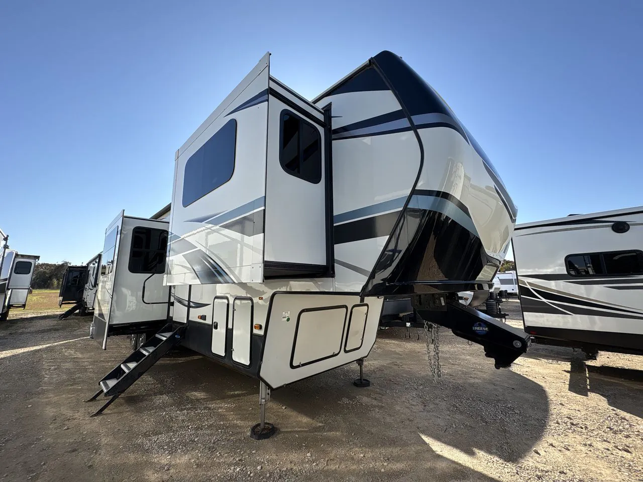 2021 Keystone Montana 3761FL - Photo 4