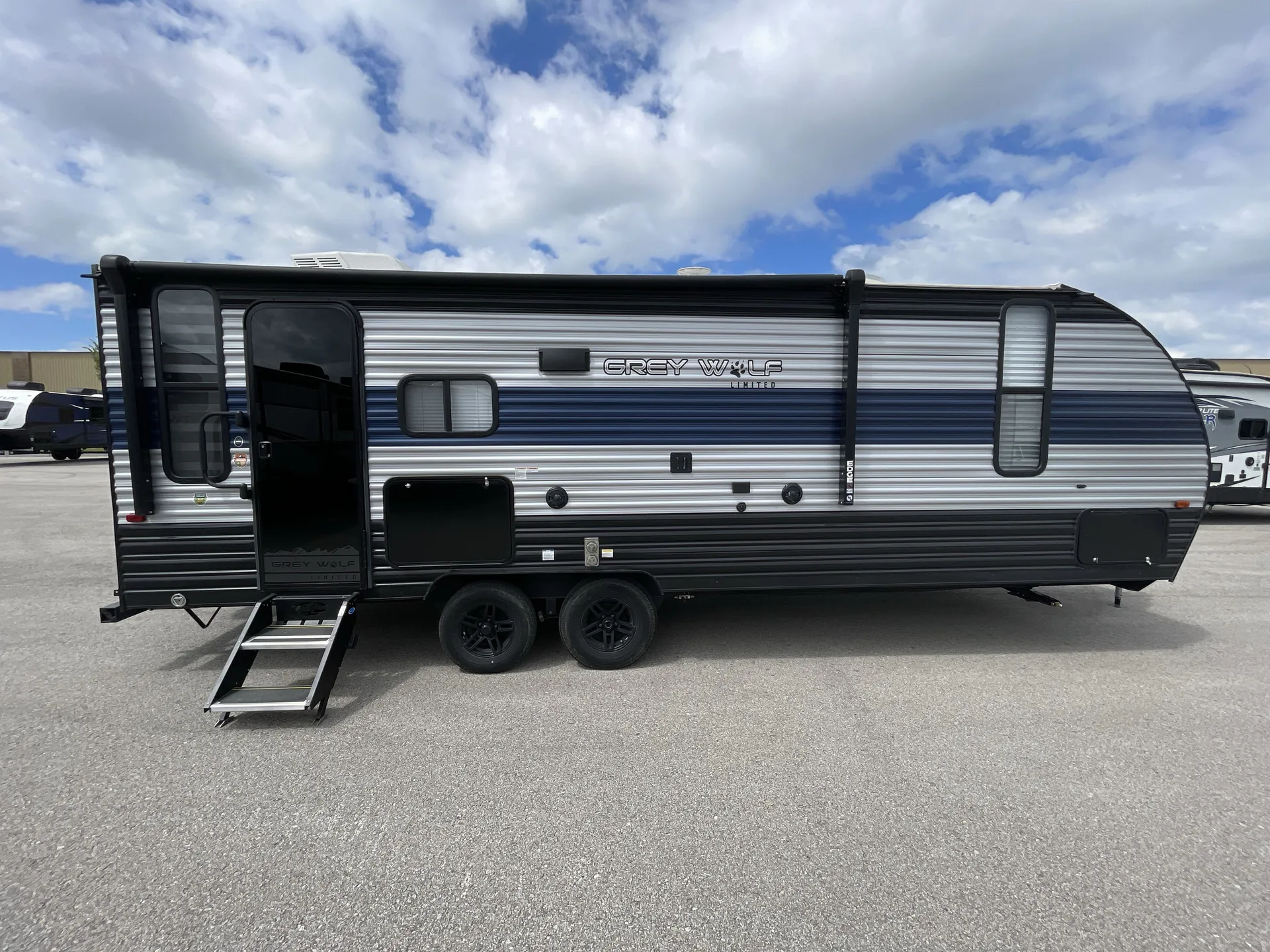 2022 Forest River Cherokee Grey Wolf 23MK — campside