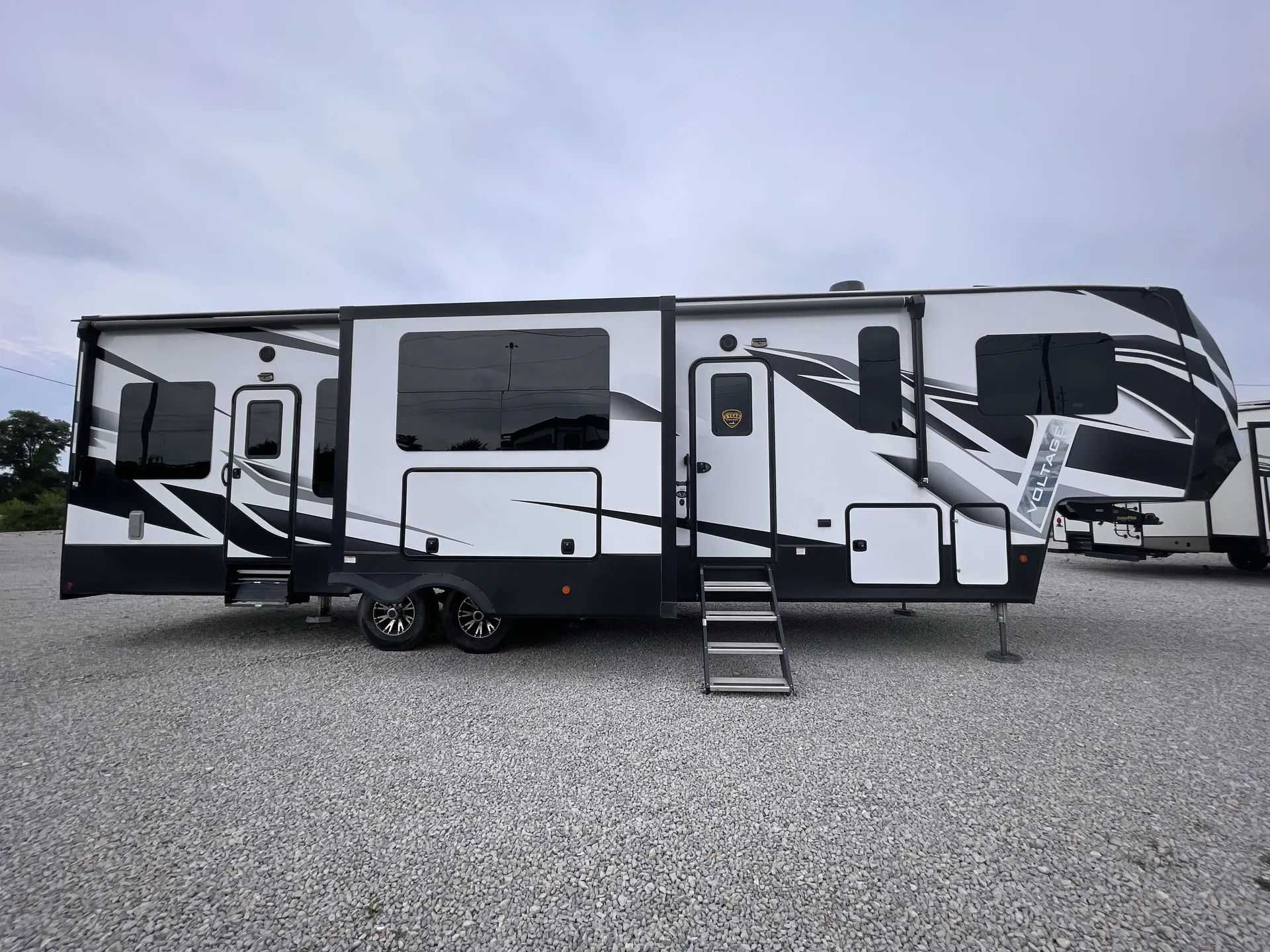 2021 Dutchmen Voltage 3615 — campside
