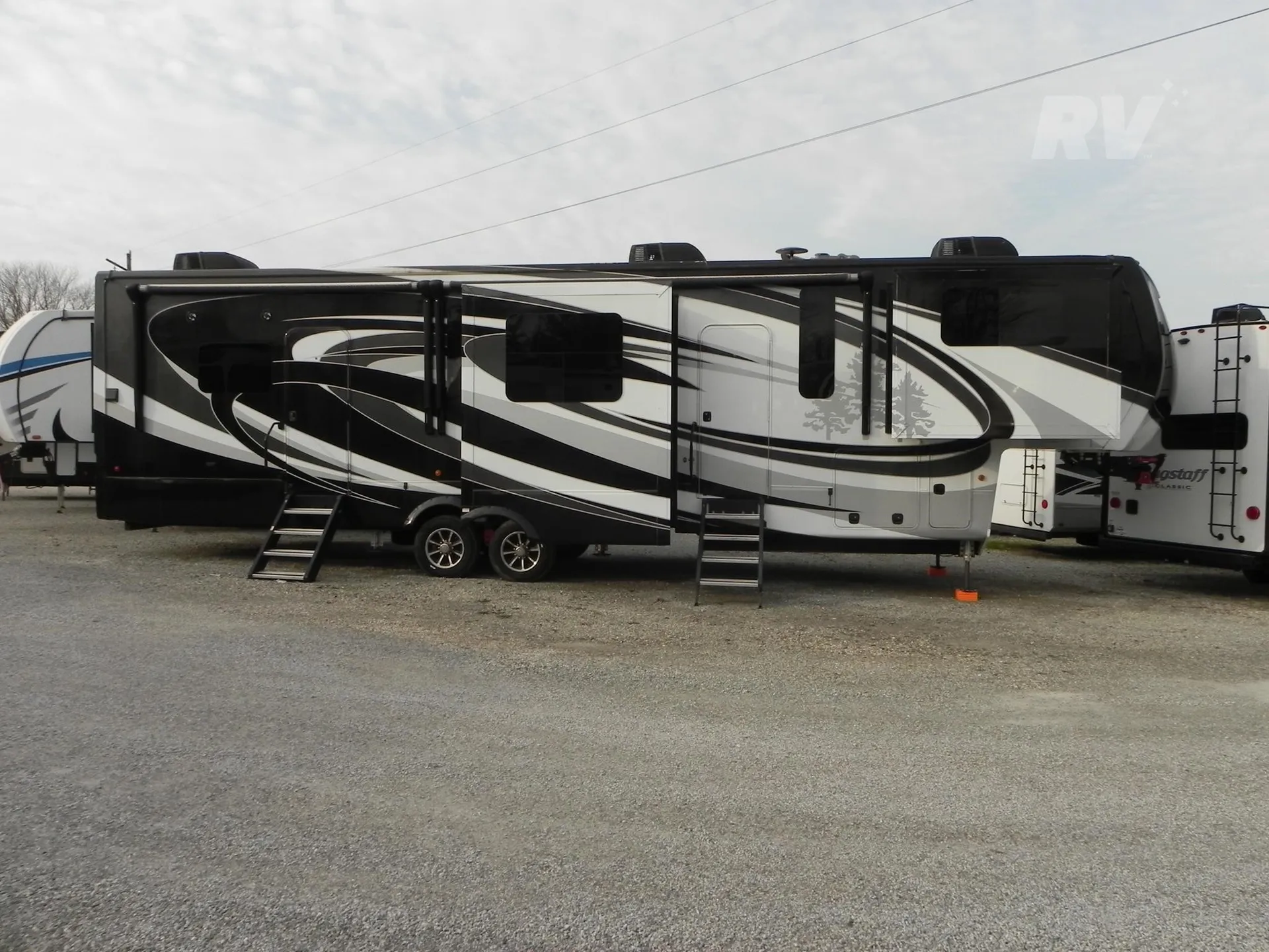2018 CrossRoads Redwood 3941FL - Photo 3