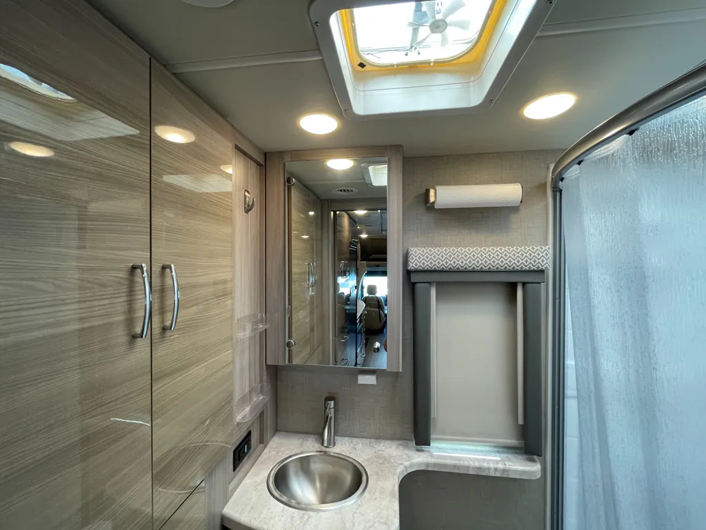 2020 Thor Motor Coach Tiburon 24FB, Photos photo 12