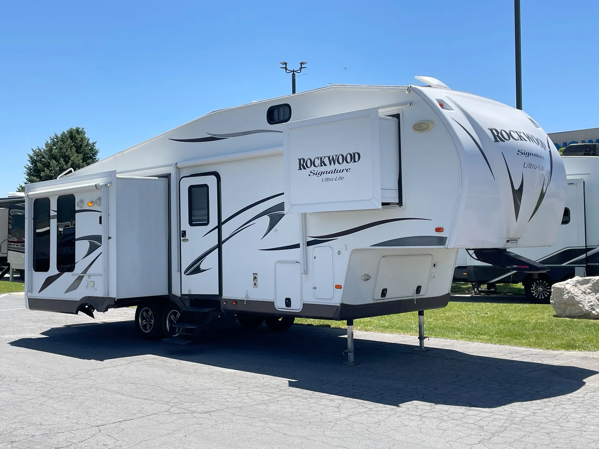 2014 Forest River Rockwood Signature Ultra Lite 8289WS - Photo 2