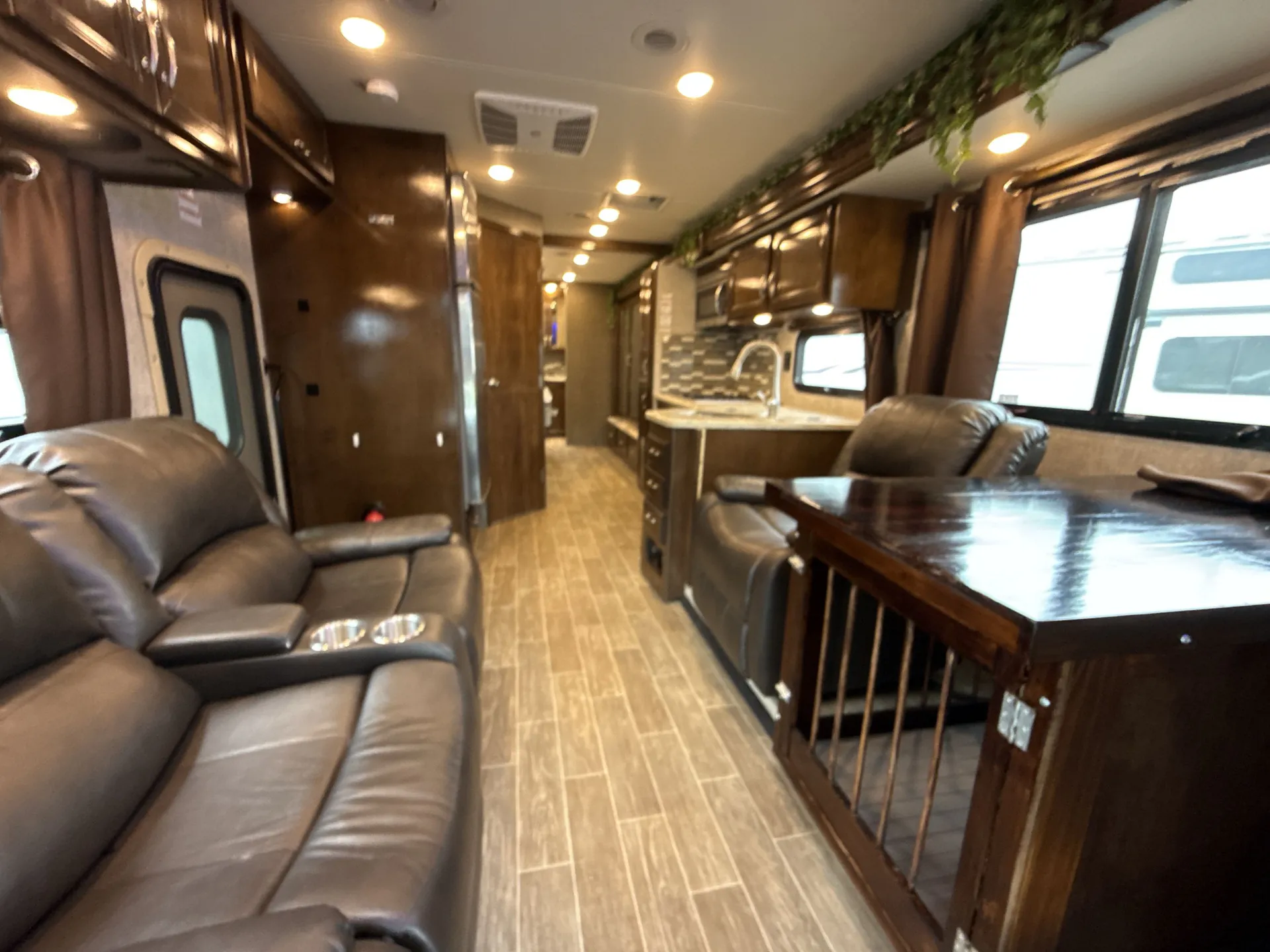 2020 Thor Motor Coach Omni BH35 — living area main