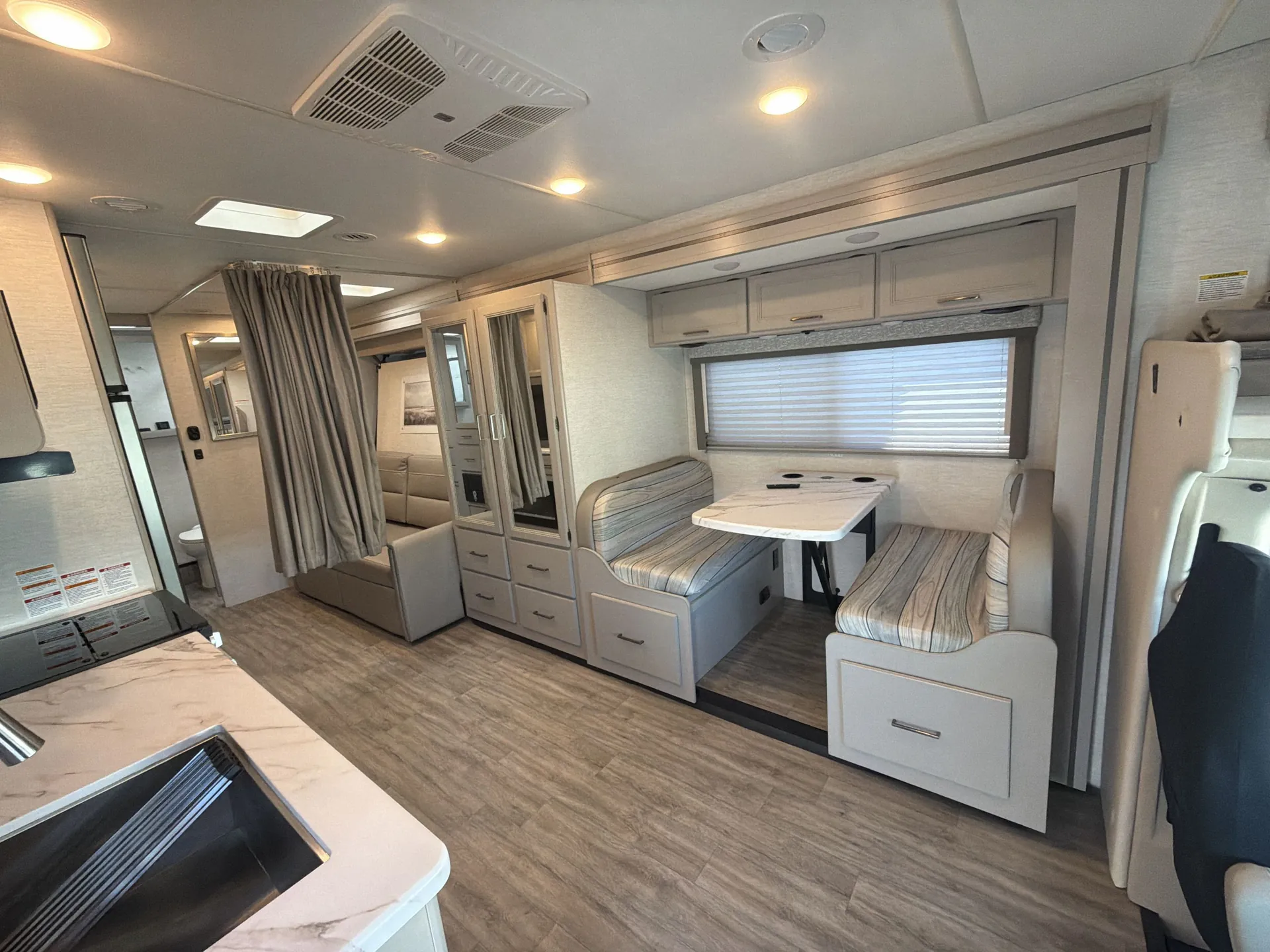 2025 Thor Motor Coach Four Winds 27P — living area main