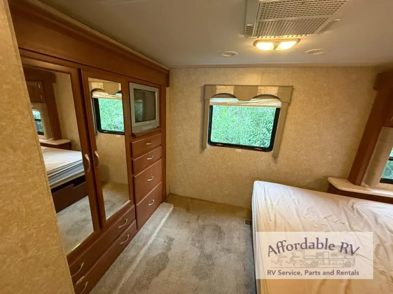 2006 Four Winds RV Hurricane 34B - Photo 3
