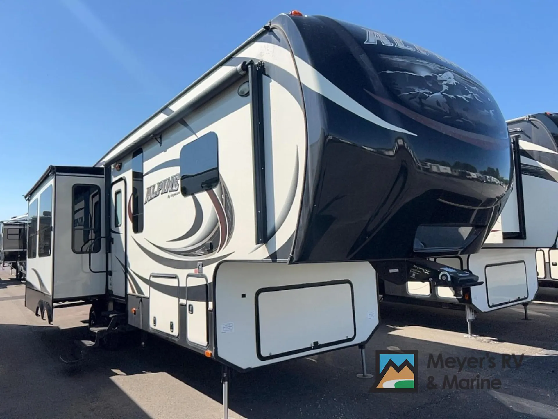 2015 Keystone Alpine 3010RE - Photo 2