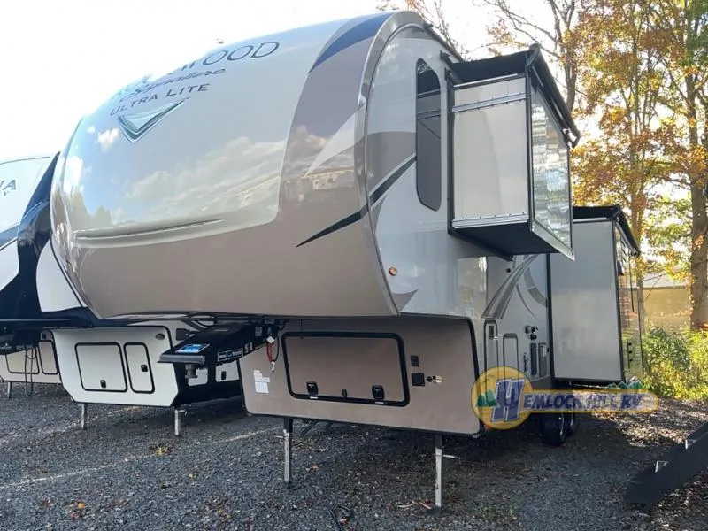 2018 Forest River Rockwood Signature Ultra Lite 8289WS - Photo 4