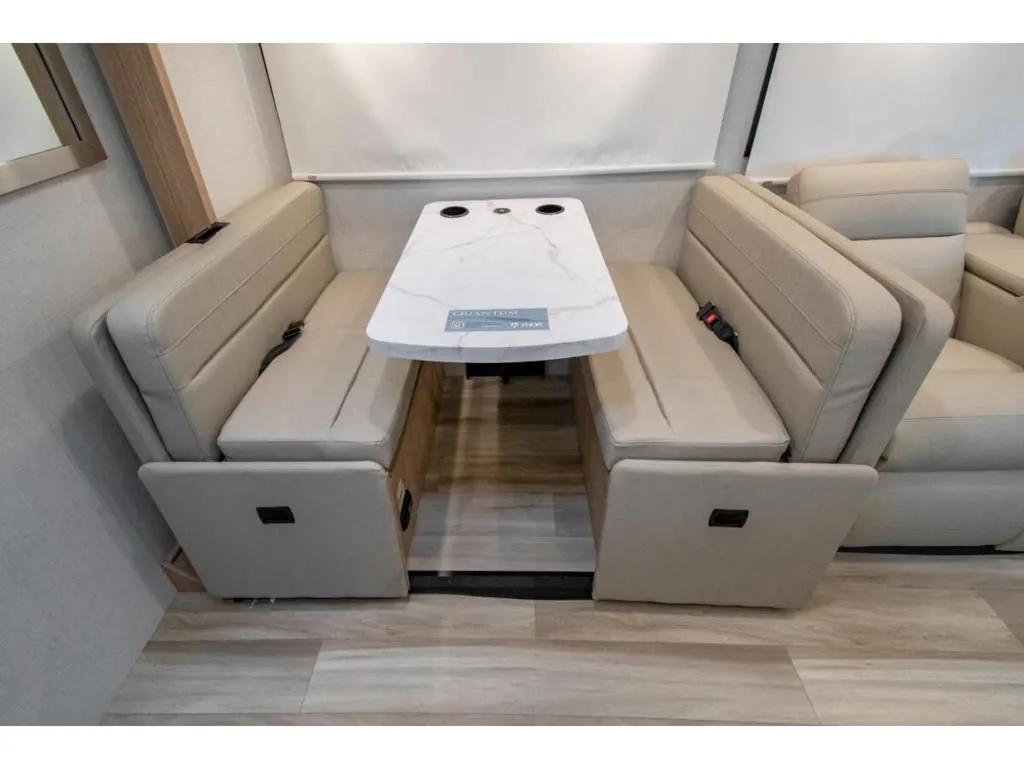 2027 Thor Motor Coach Quantum HS31, Photos photo 11