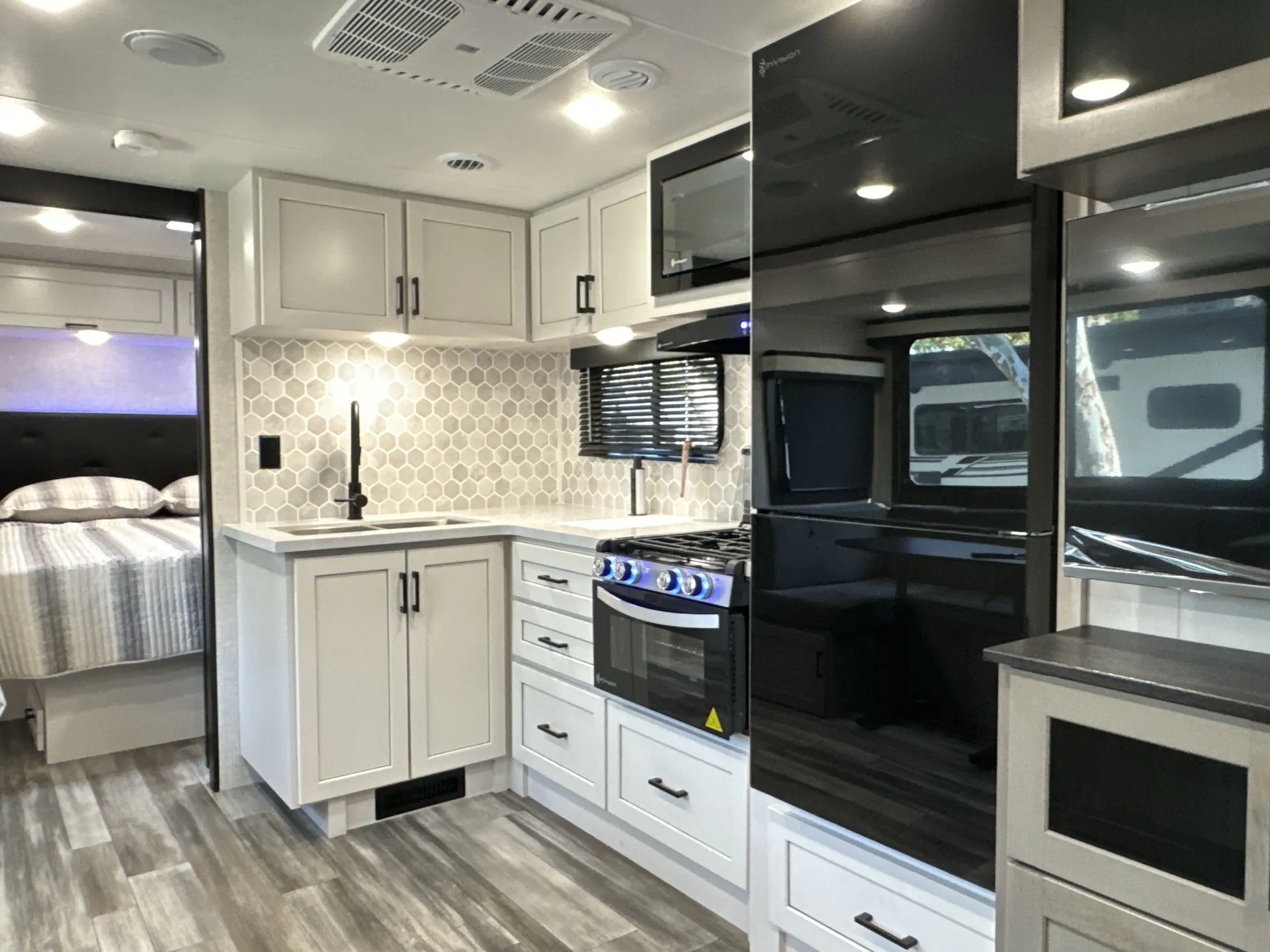 2025 Jayco Jay Feather 27BH — kitchen