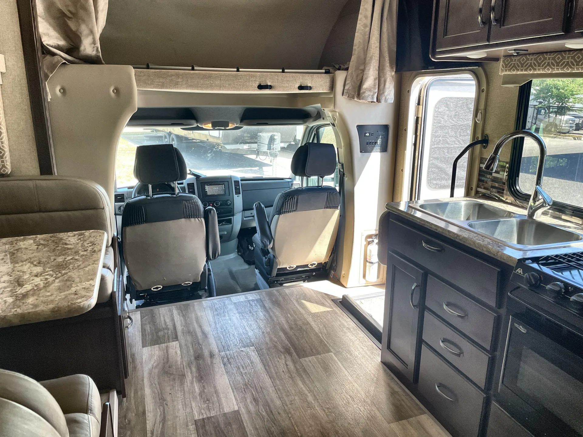 2018 Thor Motor Coach Freedom Elite 24FE — living area main