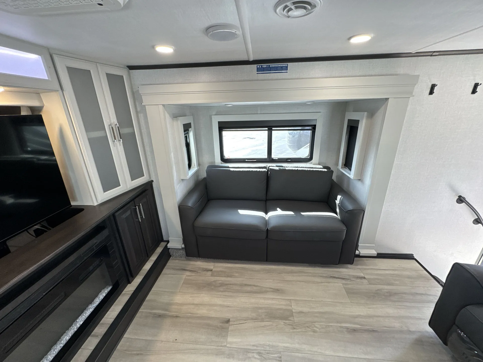2025 Keystone Alpine 3700FL — living area main