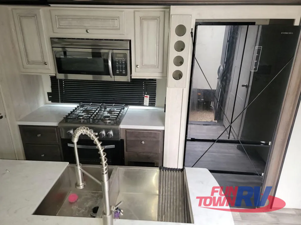 2023 Forest River Cardinal Luxury 380RLX, Photos photo 19