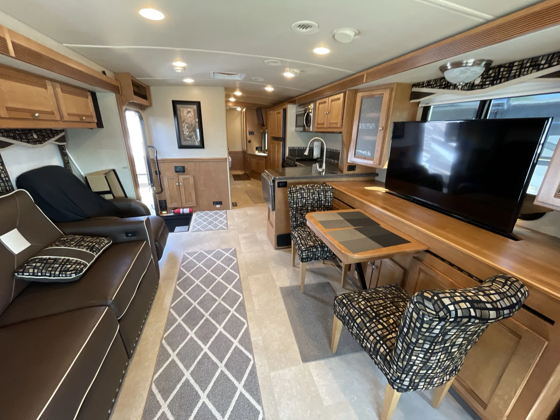 2015 Winnebago Sightseer 33C — living area main