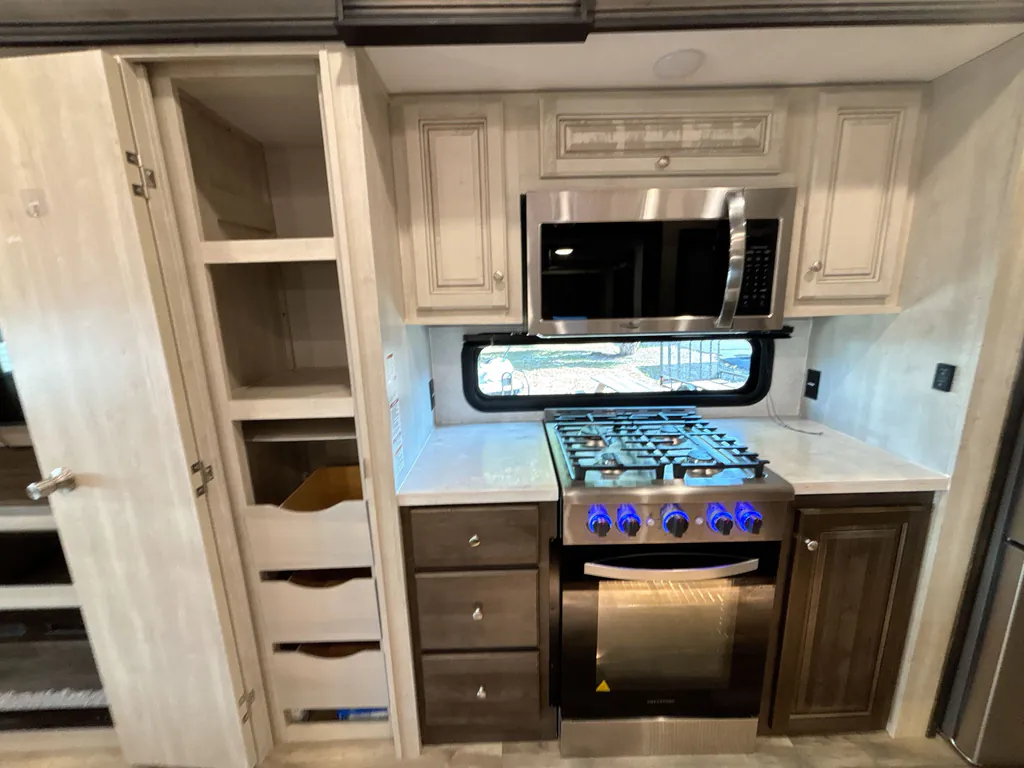 2022 Forest River Cardinal Luxury 380RLX, Photos photo 13