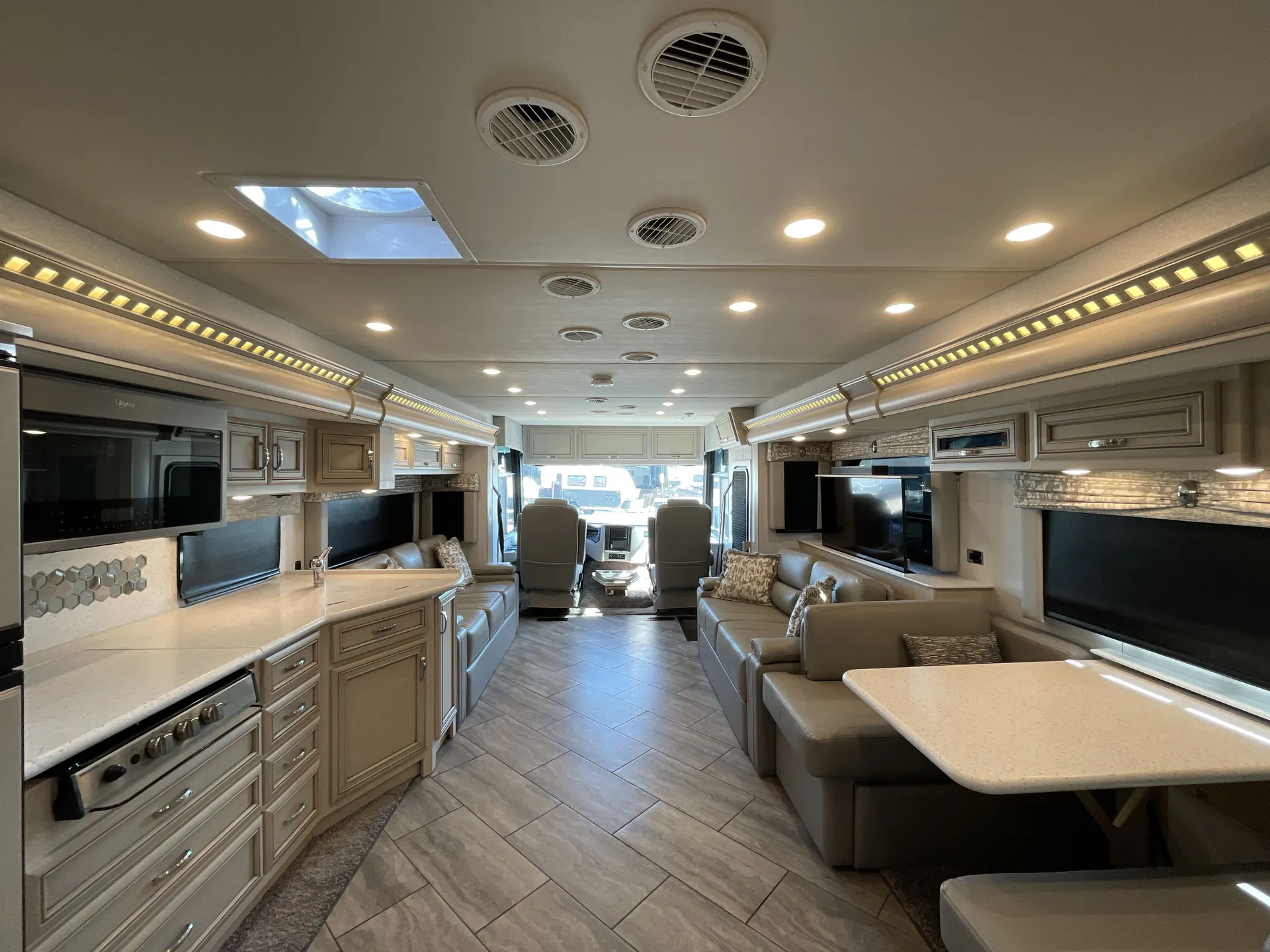 2022 Newmar Bay Star 3416 — living area main