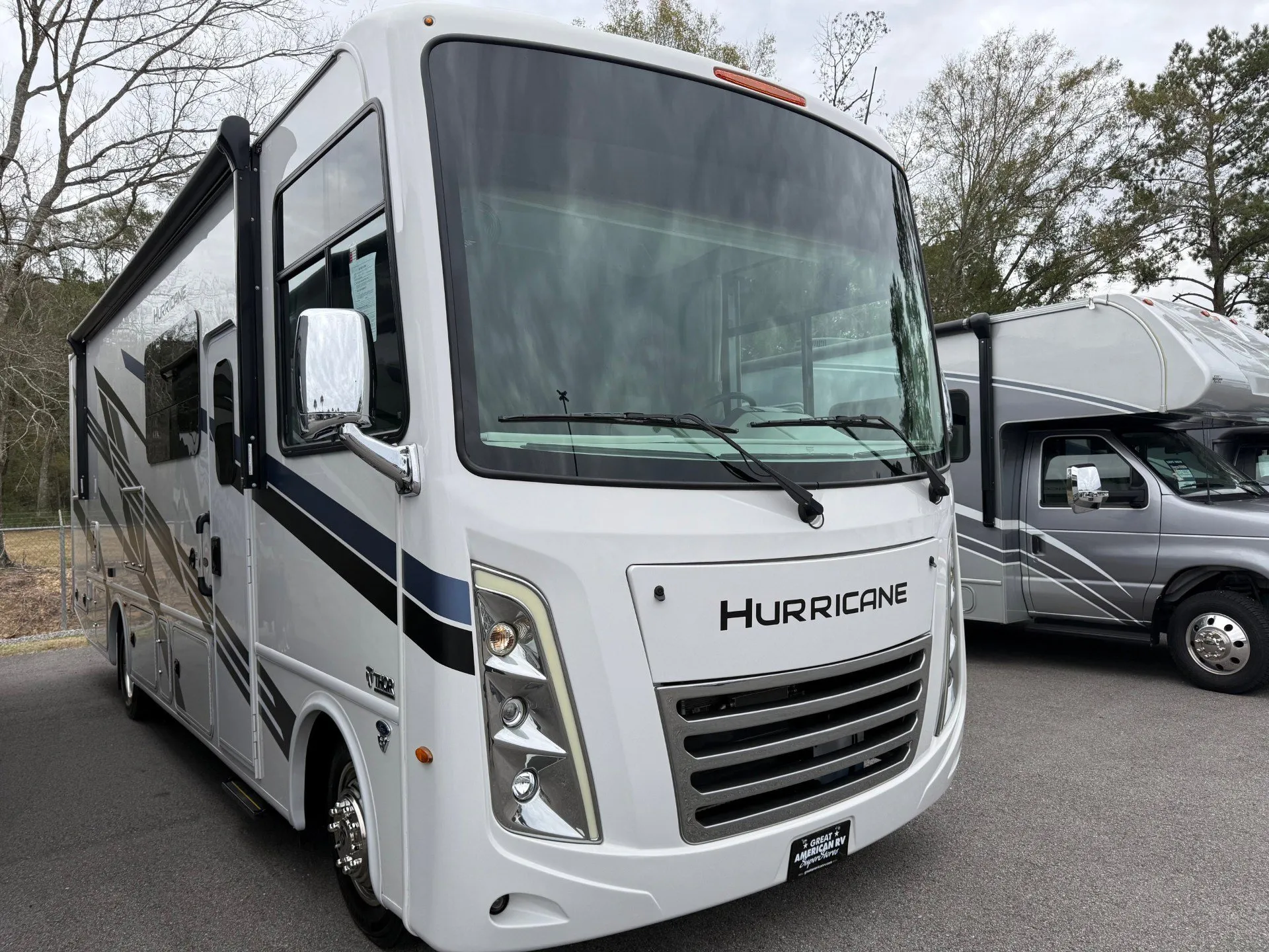 2025 Thor Motor Coach Hurricane 29M - Photo 2