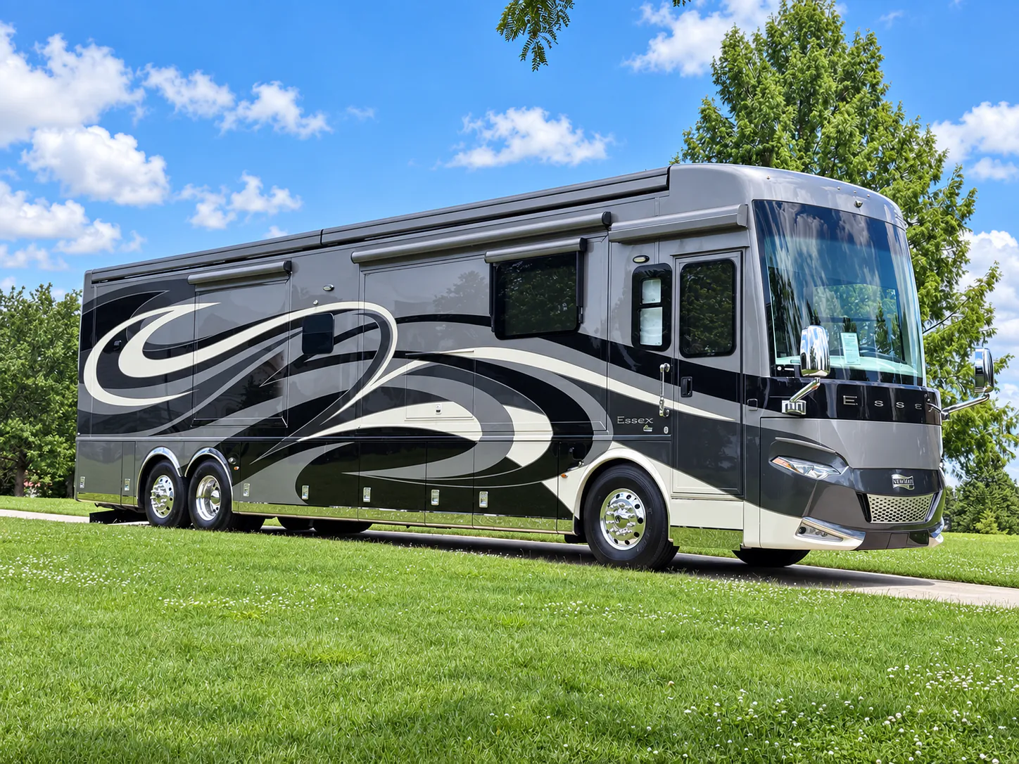 2019 Newmar Essex 4543 - Photo 2