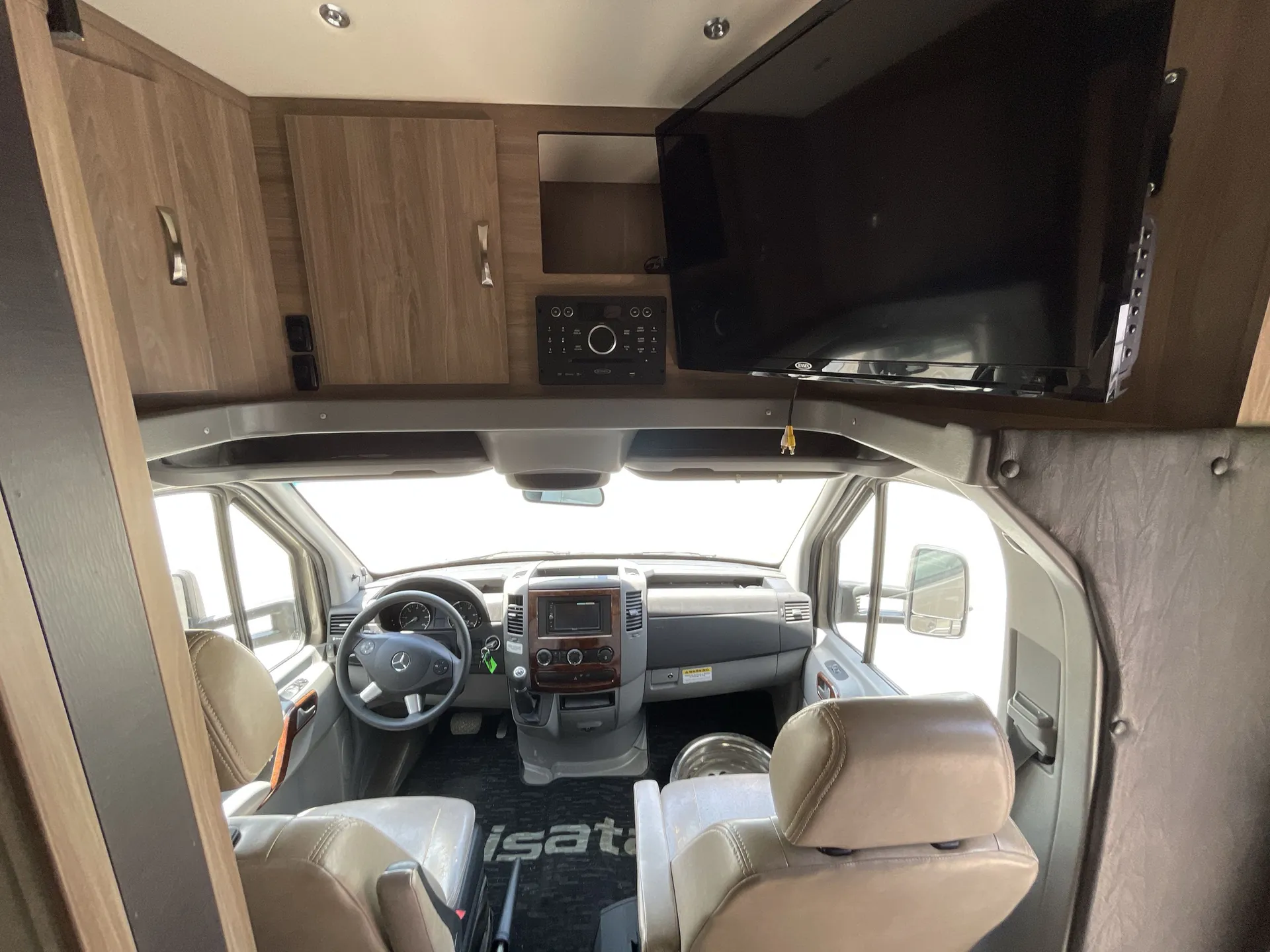 2017 Dynamax Corp Isata 3 24FW — living area main