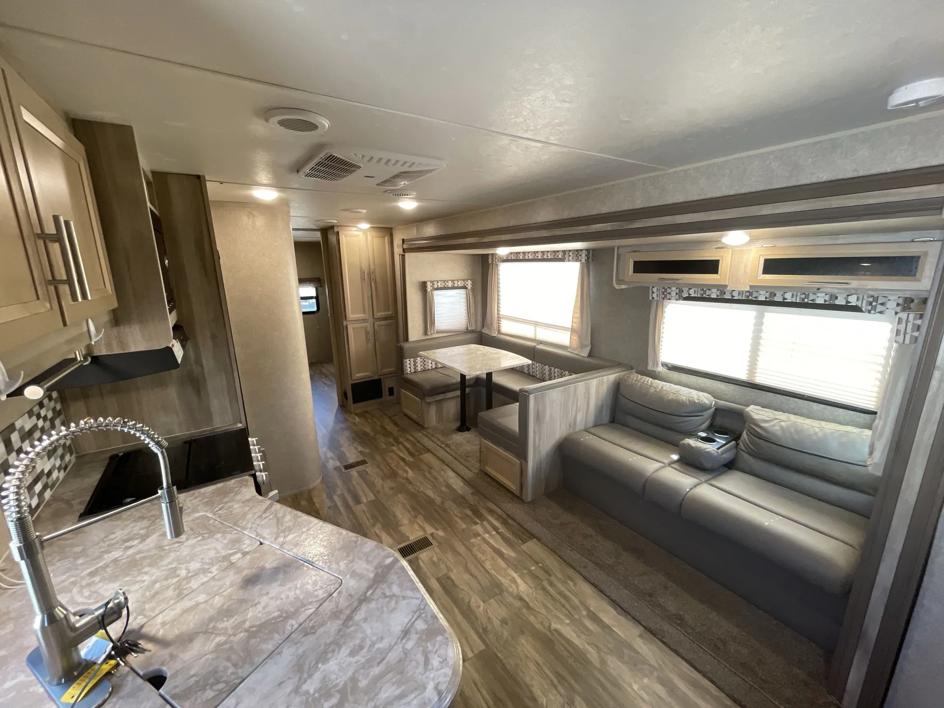 2019 Coachmen Catalina Legacy Edition 323BHDSCK — living area main