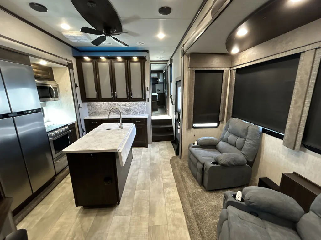 2019 Grand Design Momentum 381M, Photos photo 3