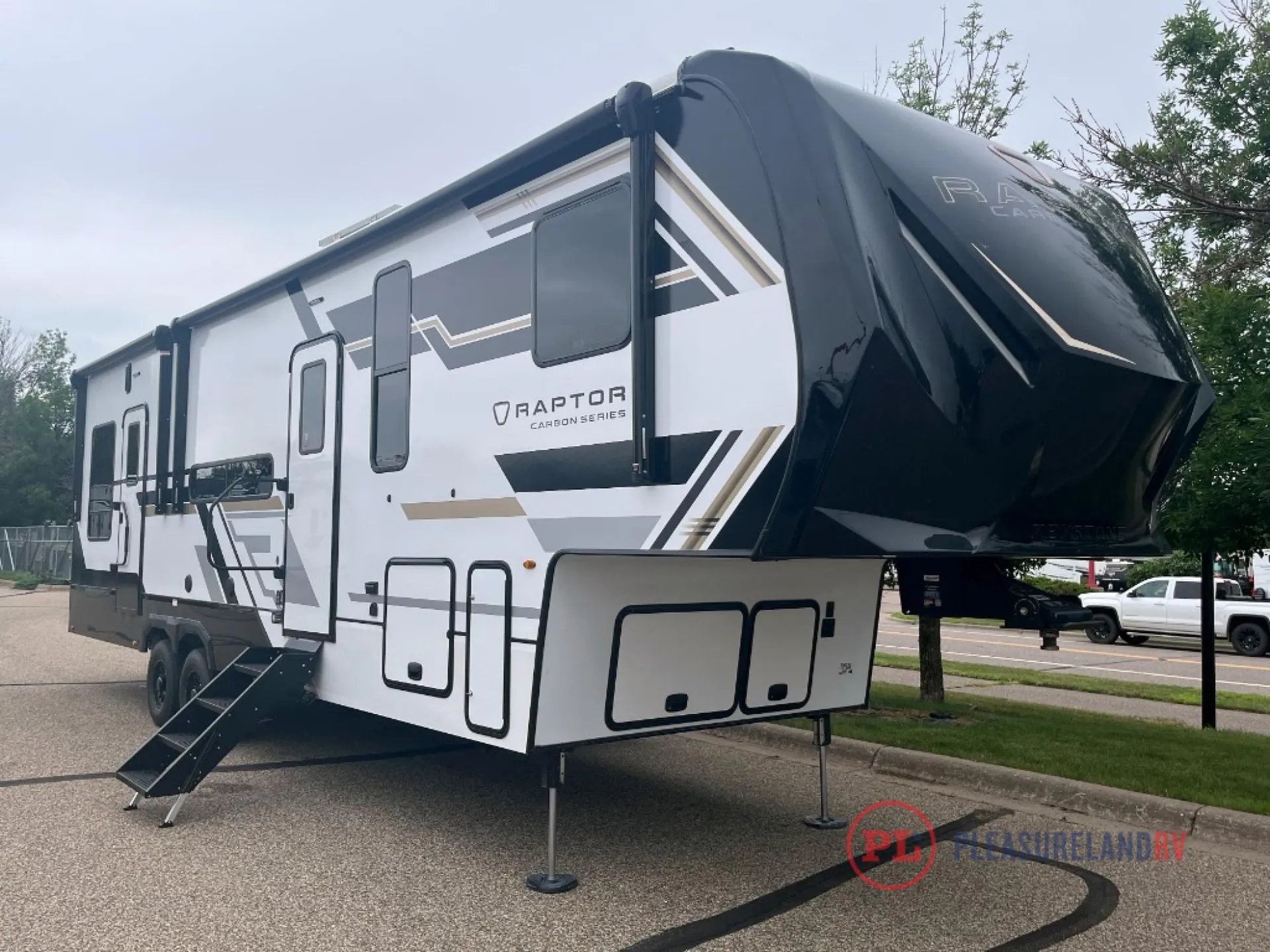 2027 Keystone Carbon 330 - Photo 2