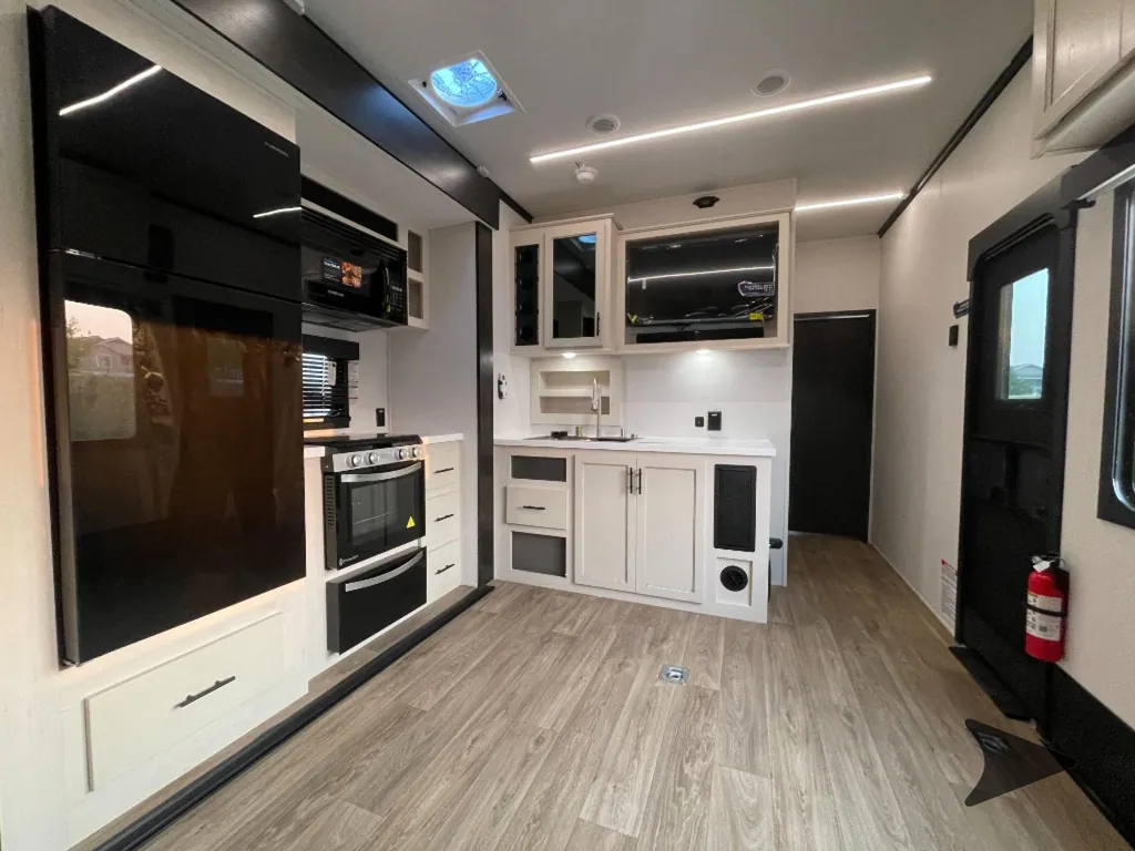 2027 Forest River Vengeance Rogue Armored 26L140, Photos photo 5