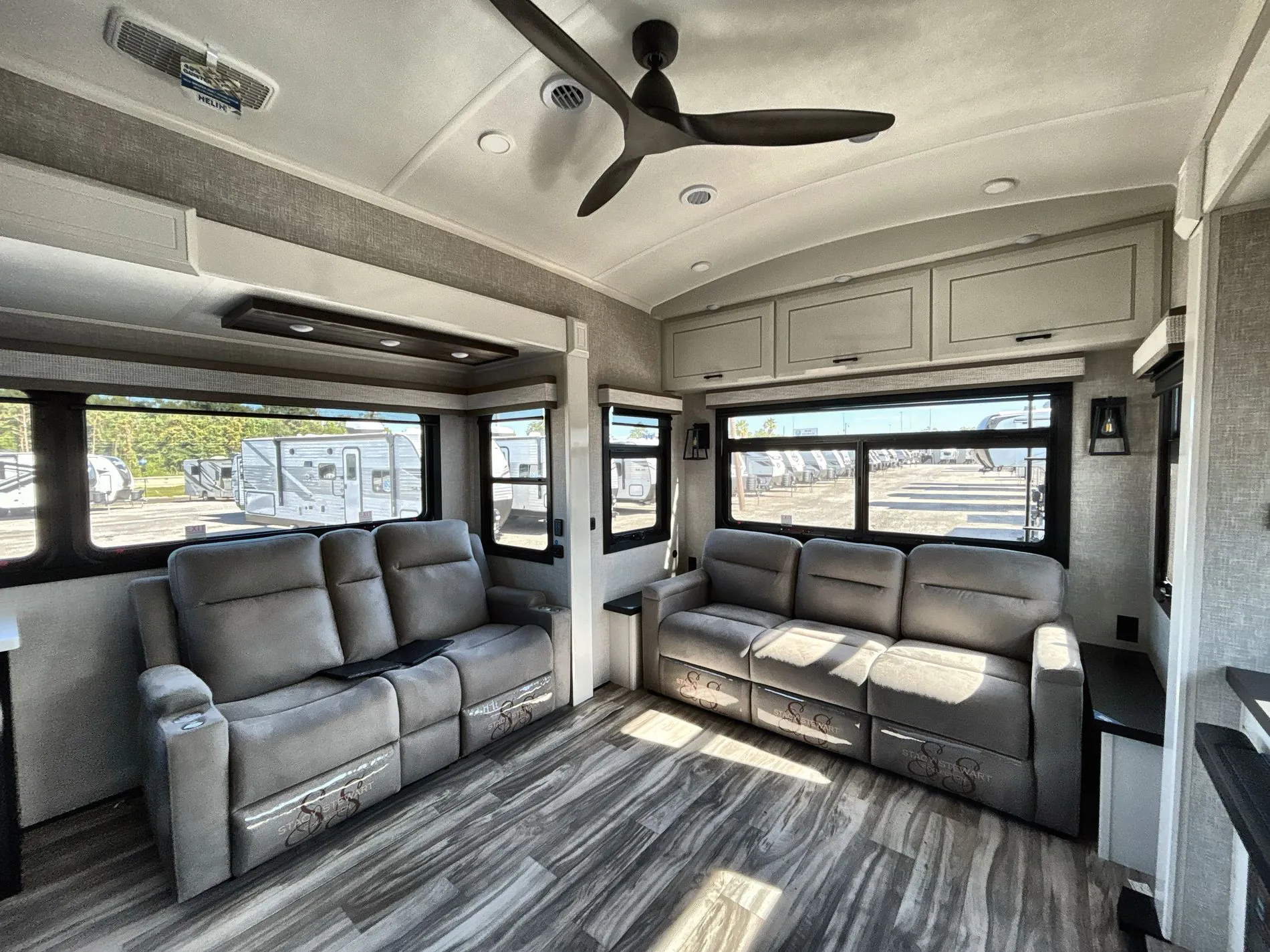 2025 Jayco Pinnacle 38KPTS - Photo 2