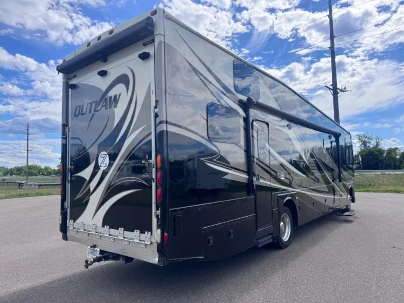 2015 Thor Motor Coach Outlaw 37LS - Photo 2