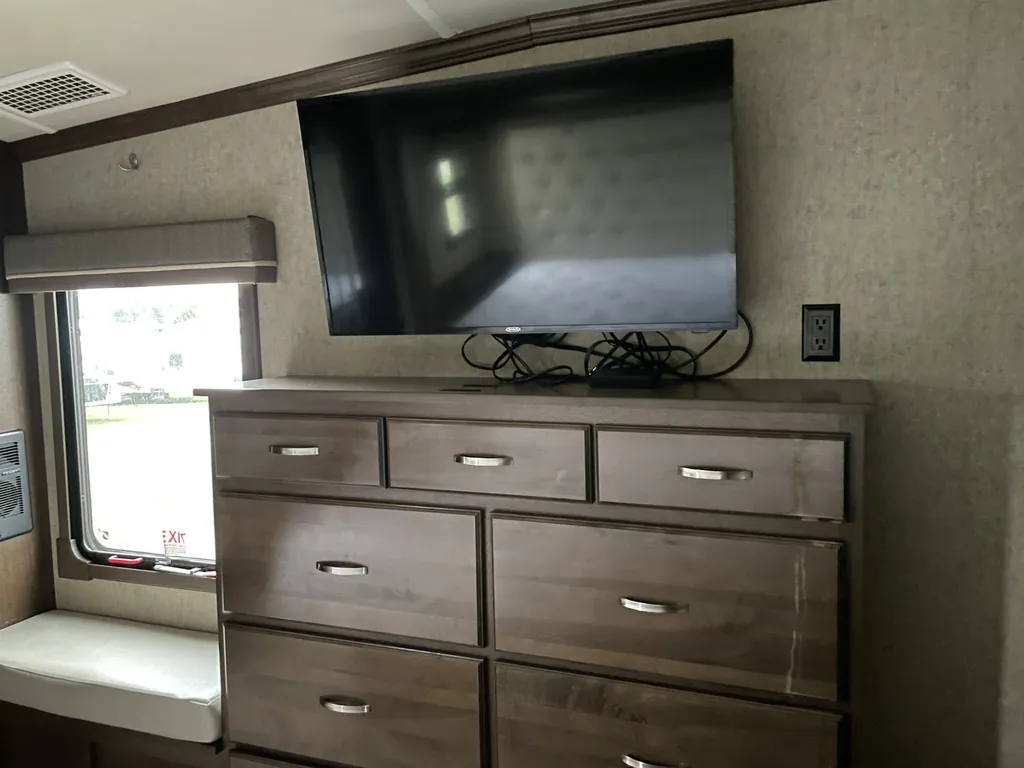 2018 Forest River Cedar Creek Champagne Edition 38EL, Photos photo 23