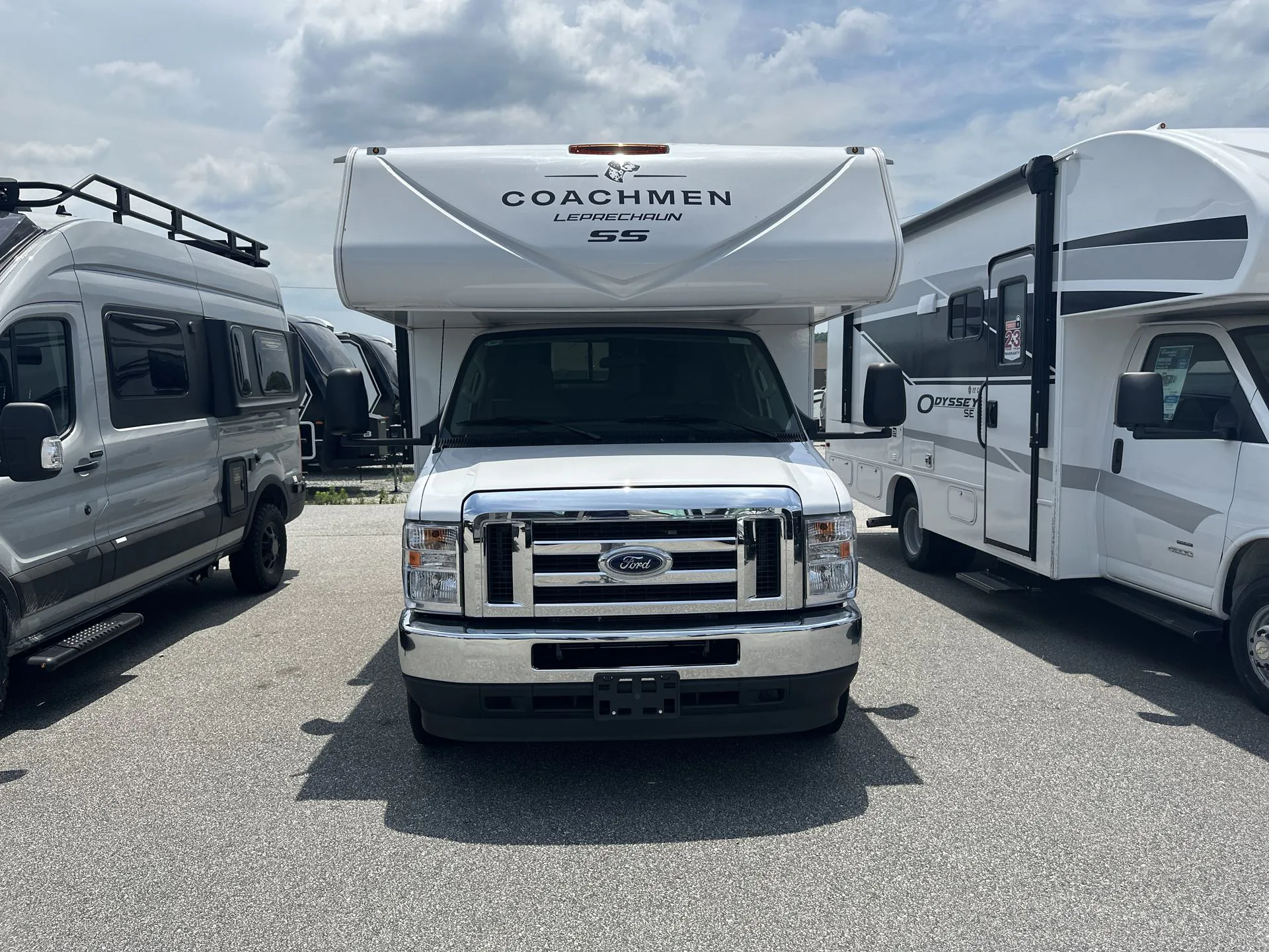 2025 Coachmen Leprechaun 210QSS CHEVY 3500 - Photo 2