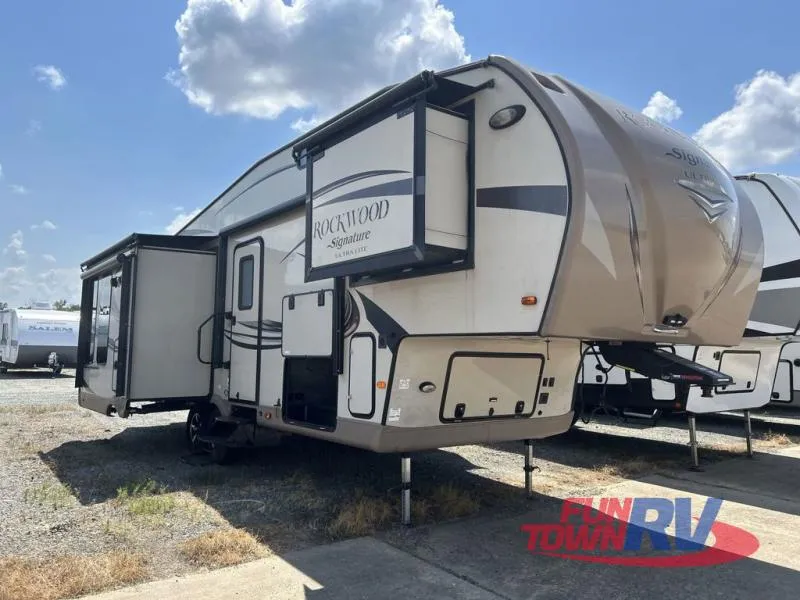 2016 Forest River Rockwood Signature Ultra Lite 8289WS - Photo 2