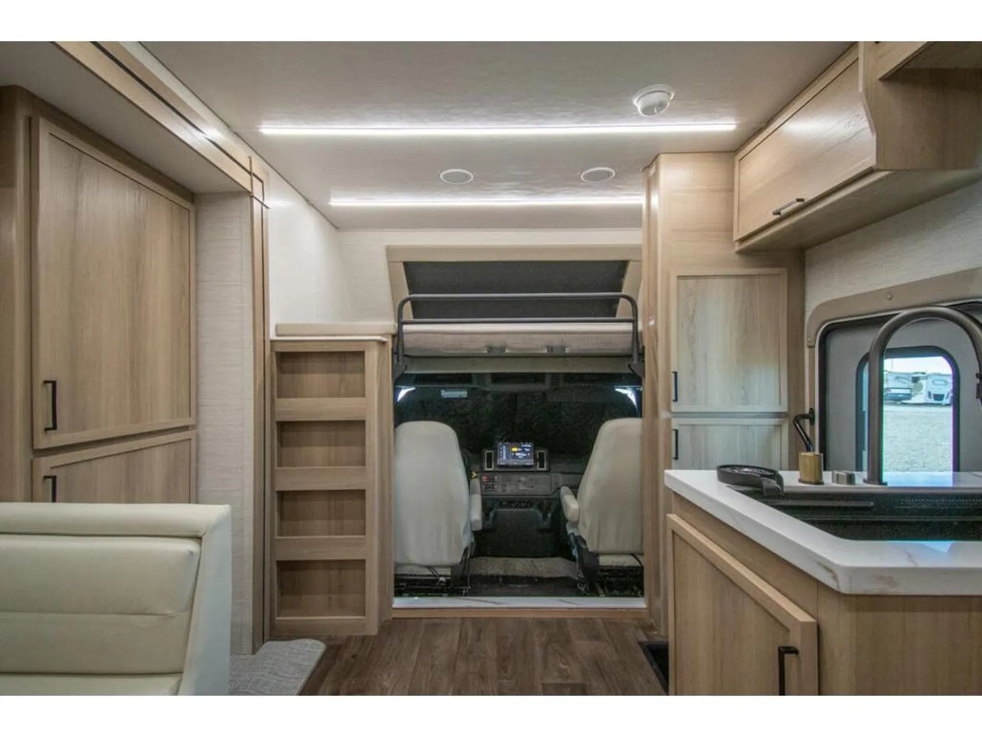 2026 Dynamax Europa 37CA - Photo 4