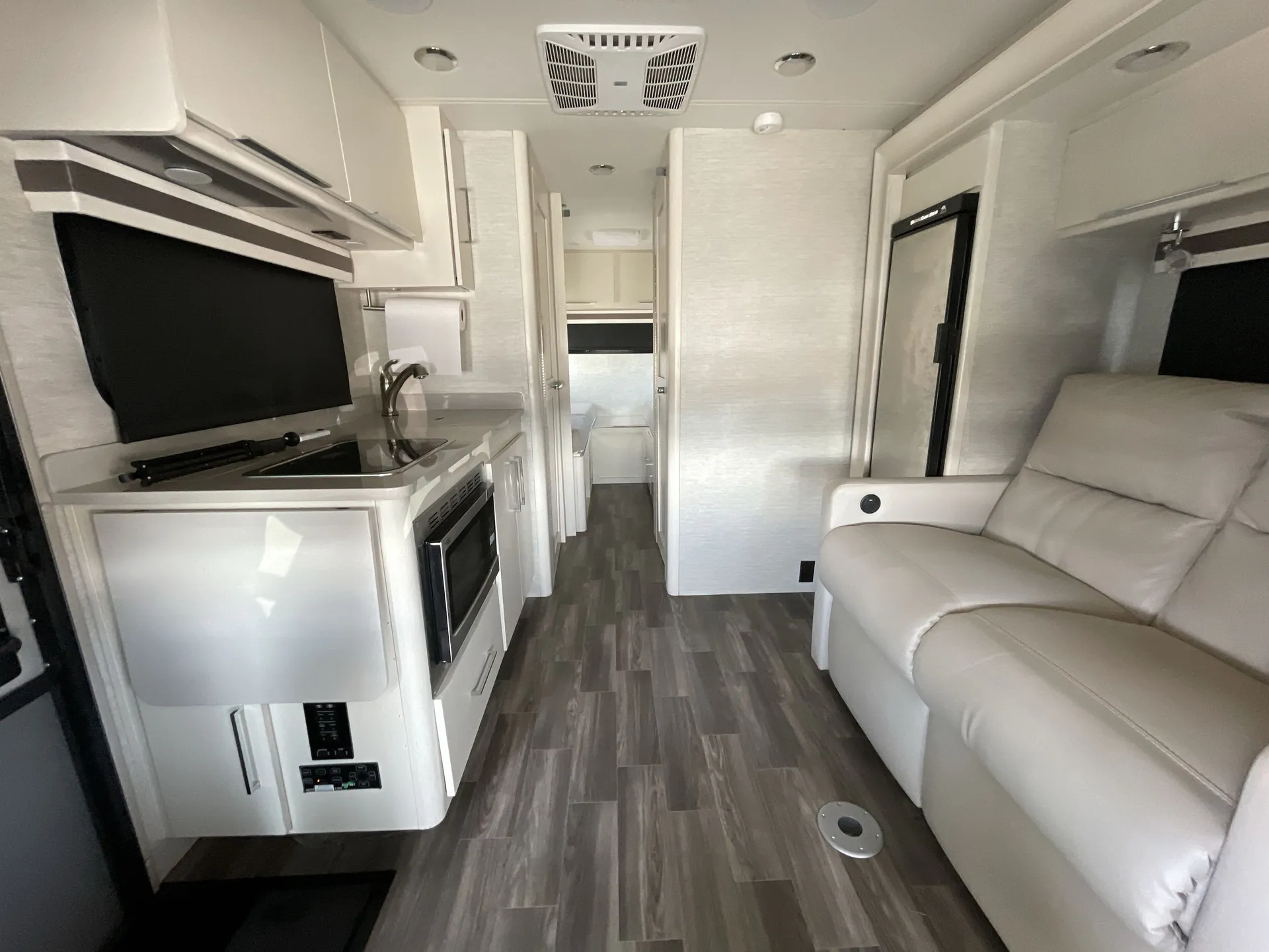2020 Tiffin Wayfarer 24 TW — living area main