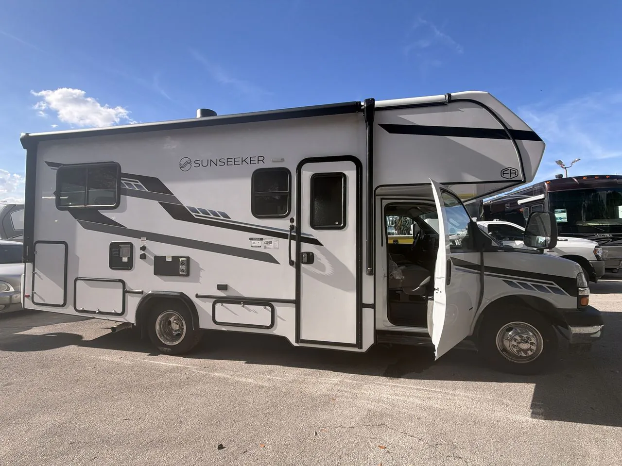 2026 Forest River Sunseeker LE 2350LE CHEVY - Photo 2