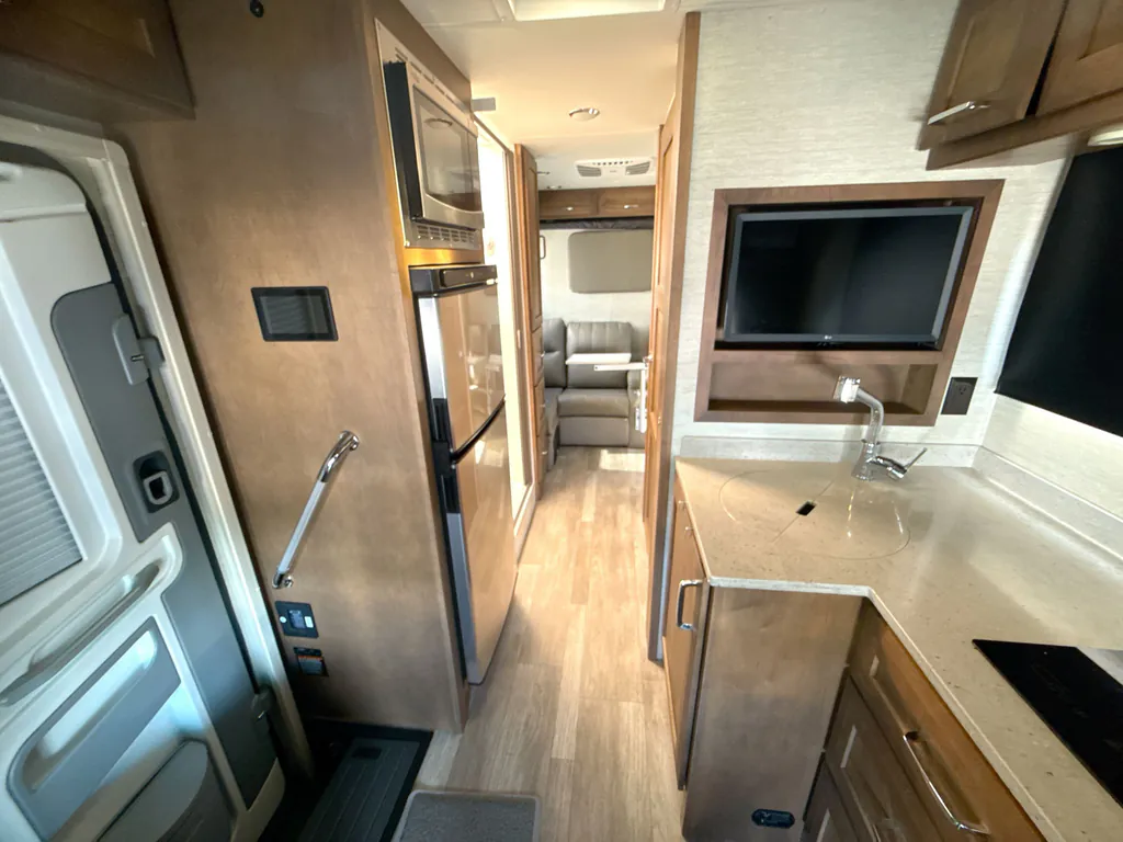 2024 Tiffin Wayfarer 25 RLW, Photos photo 2