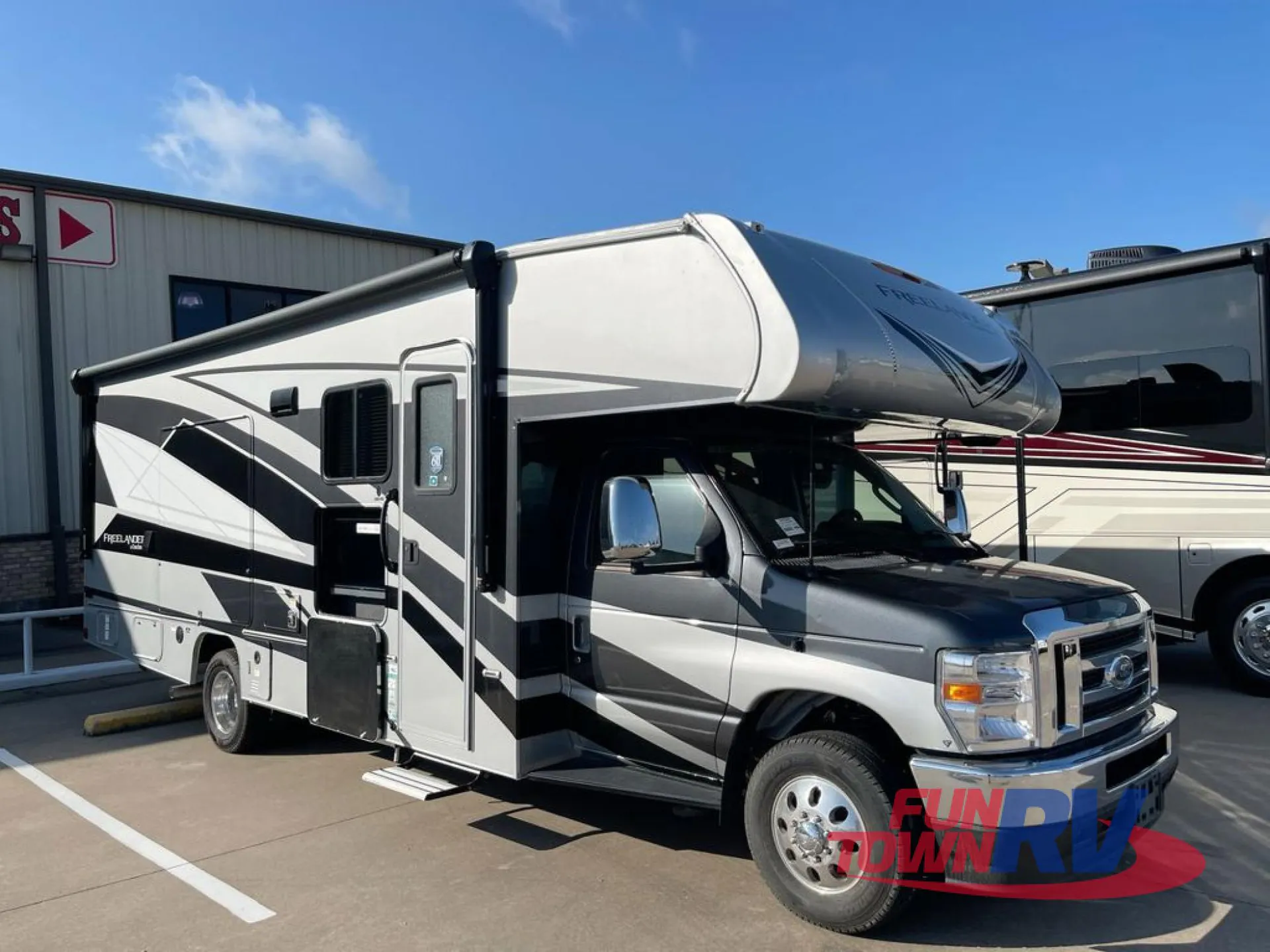 2025 Coachmen Freelander 26MB - Photo 2