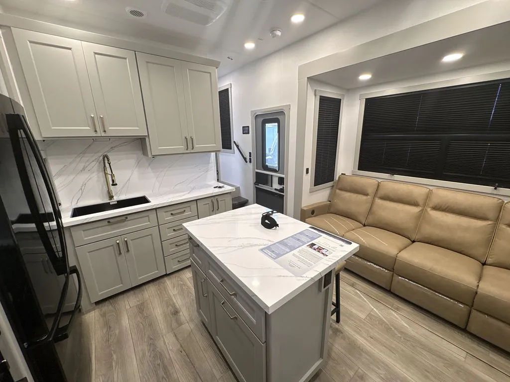 2026 Brinkley Model G 4000, Photos photo 11