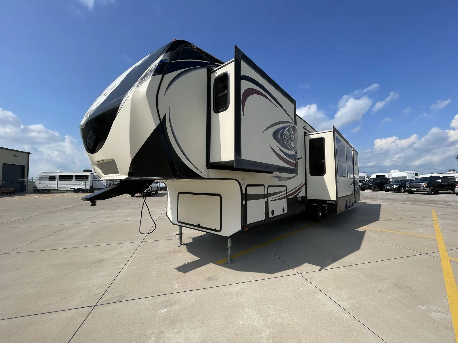 2015 Keystone Avalanche 361TG - Photo 4