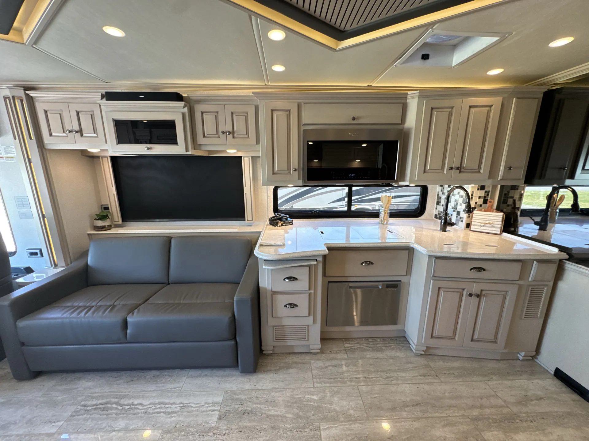 2021 Newmar Dutch Star 4081 - Photo 3