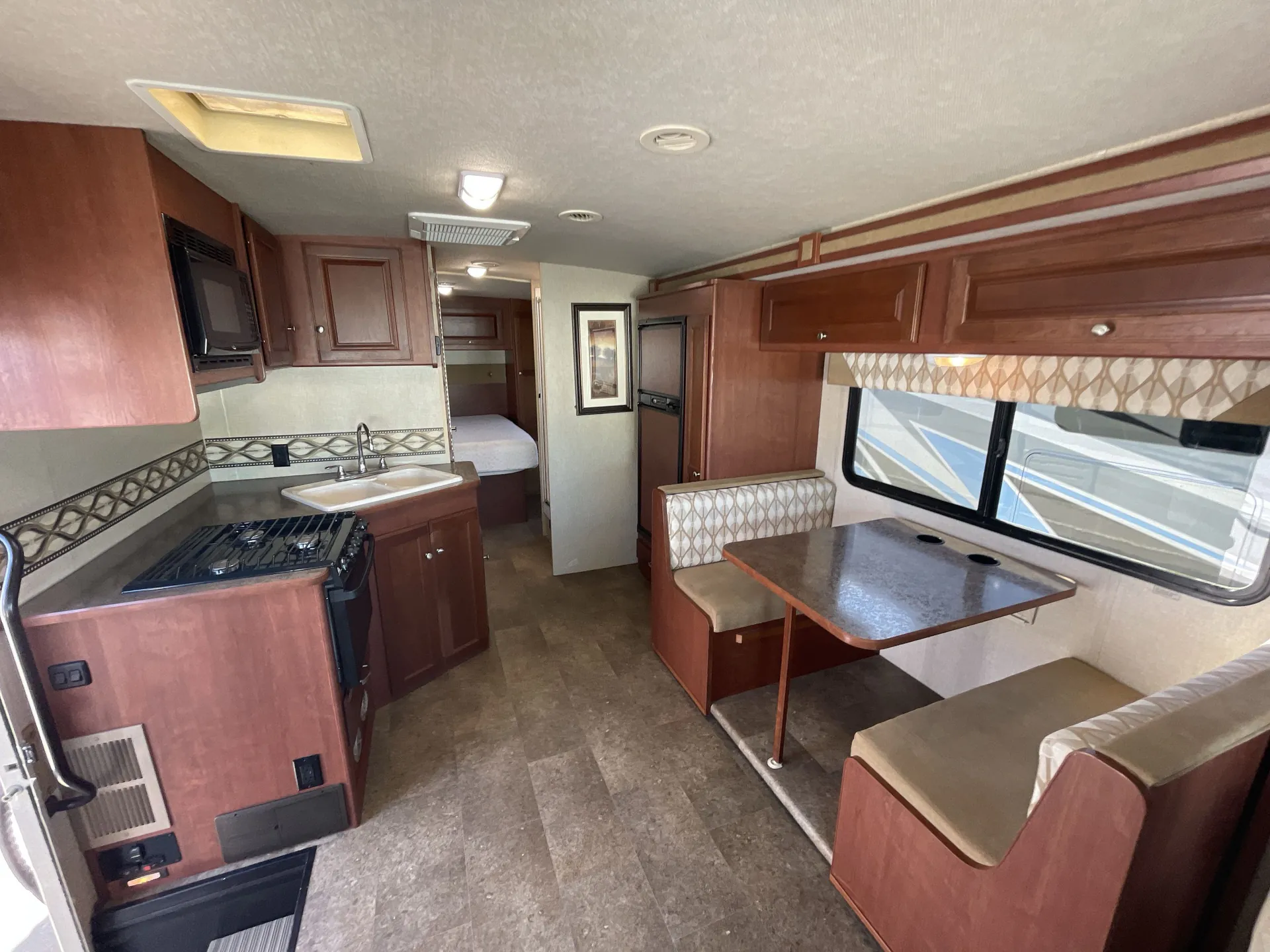 2015 Winnebago Vista 26HE — living area main