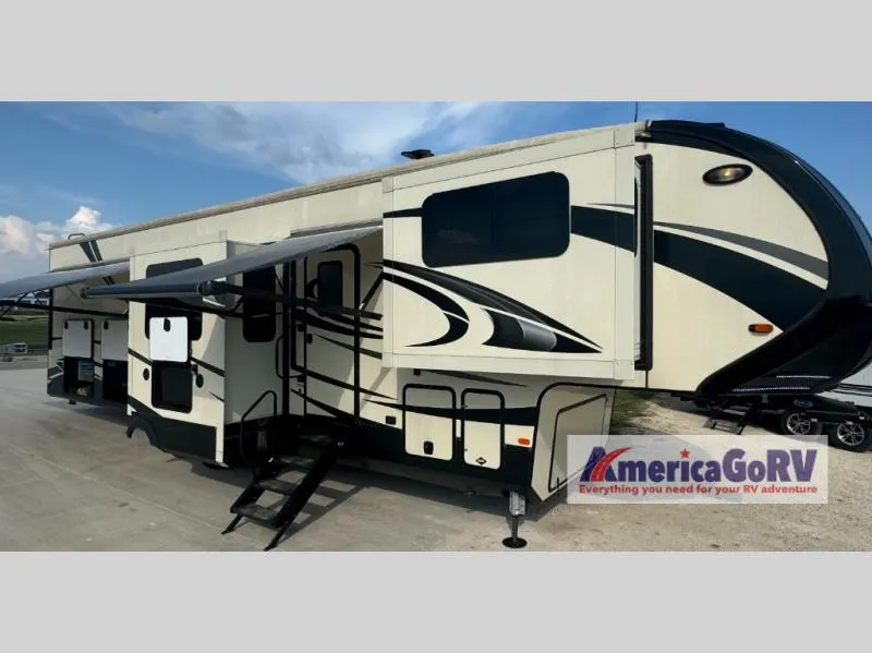 2019 Forest River Cardinal Luxury 3700FLX - Photo 2