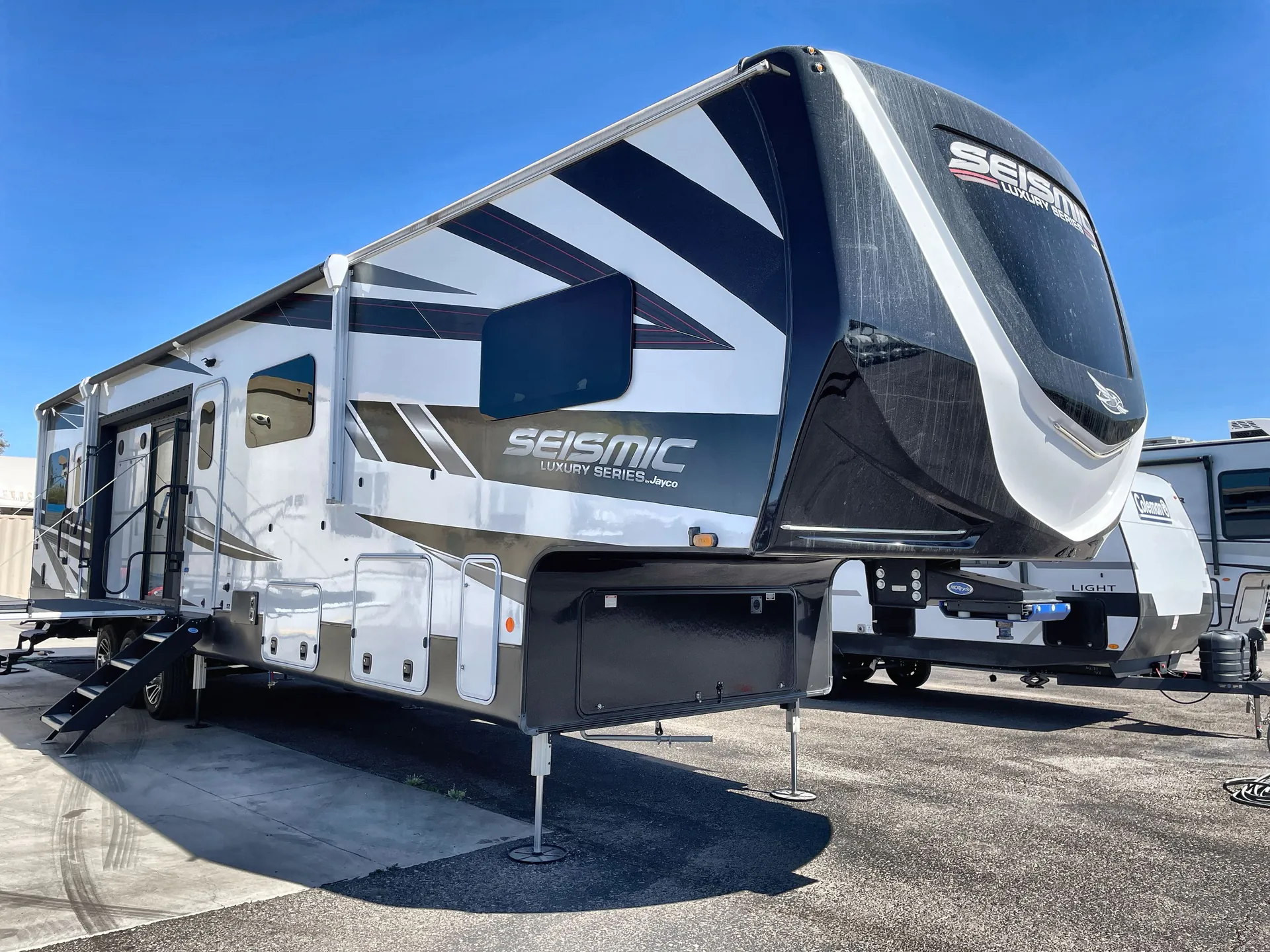 2024 Jayco Seismic Luxury Series 4113 - Photo 2