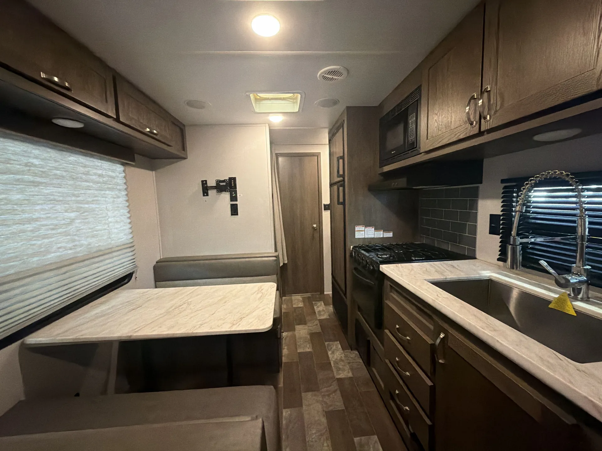 2020 East to West Silver Lake 27KNS — living area main