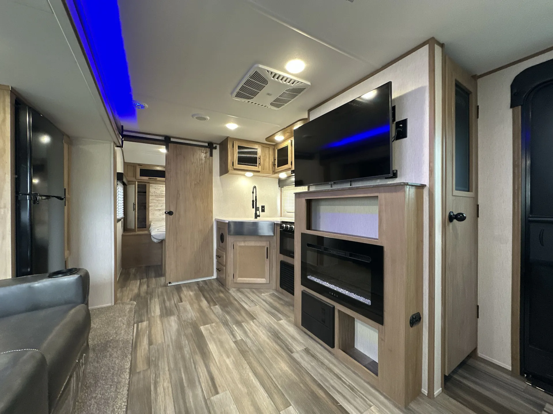 2023 Forest River Cherokee Alpha Wolf 22SW-L — living area main